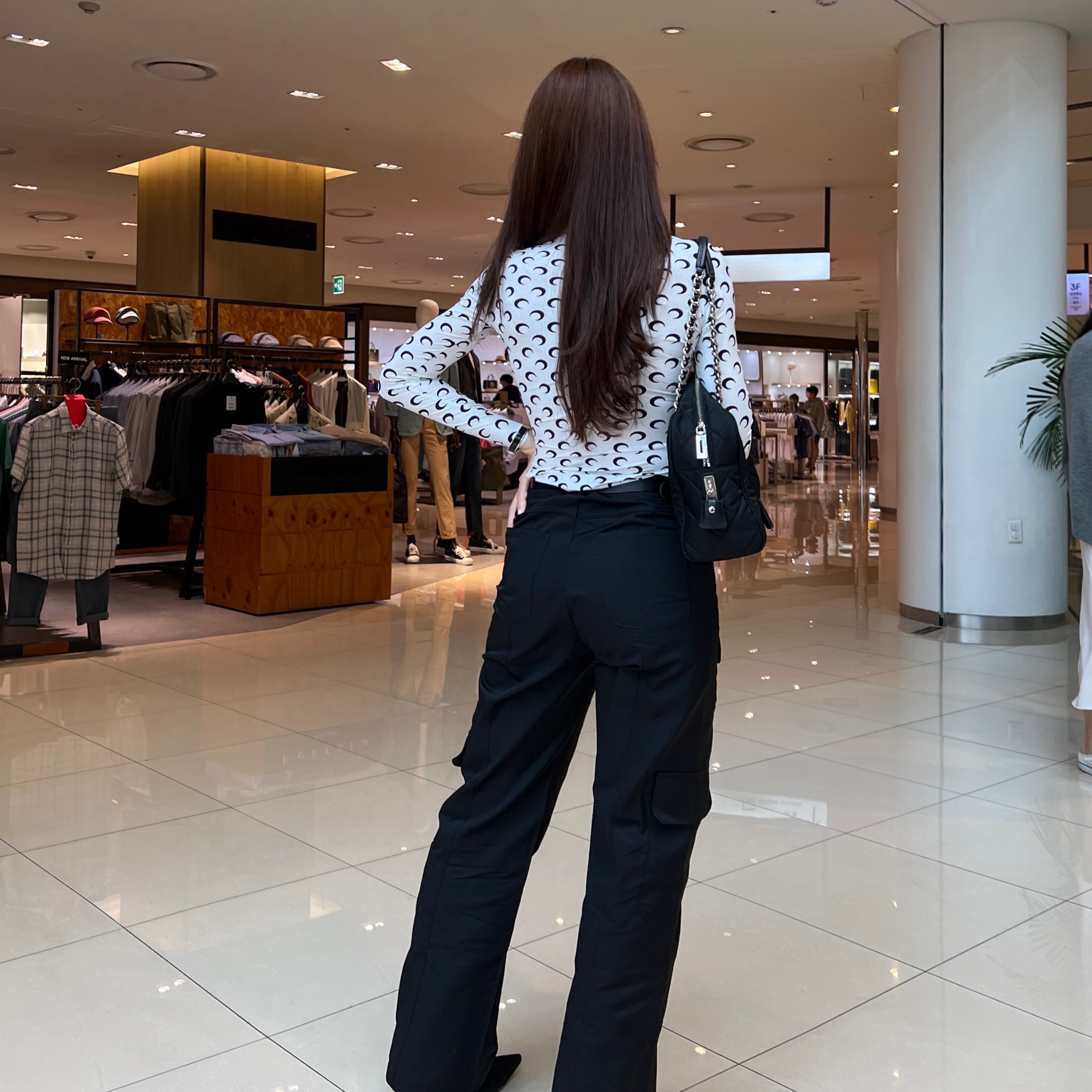 (W) Marine Serre Second Skin Top White Moon, Prada Nylon Quilted Chain Mini Shoulder Bag Black 착용 스타일 - 5