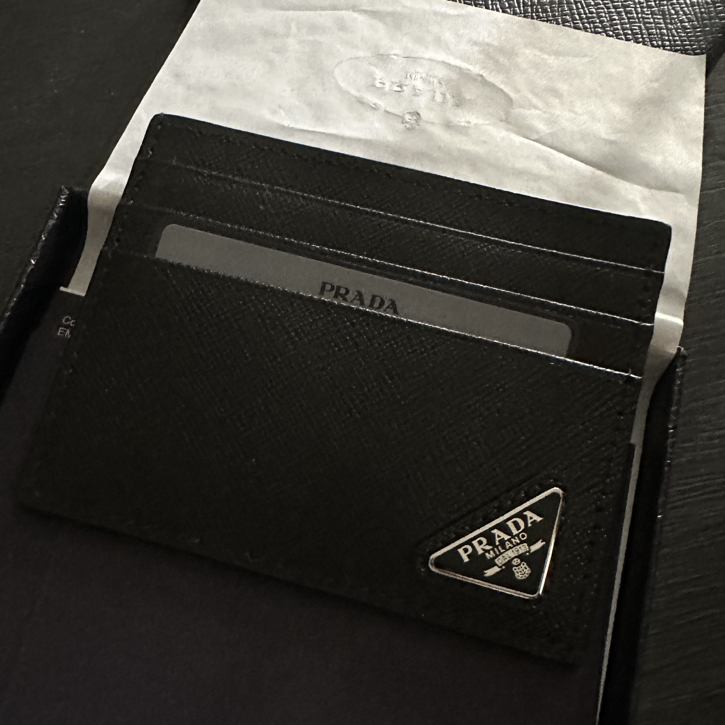 Prada Saffiano Leather Card Holder Black 착용 스타일