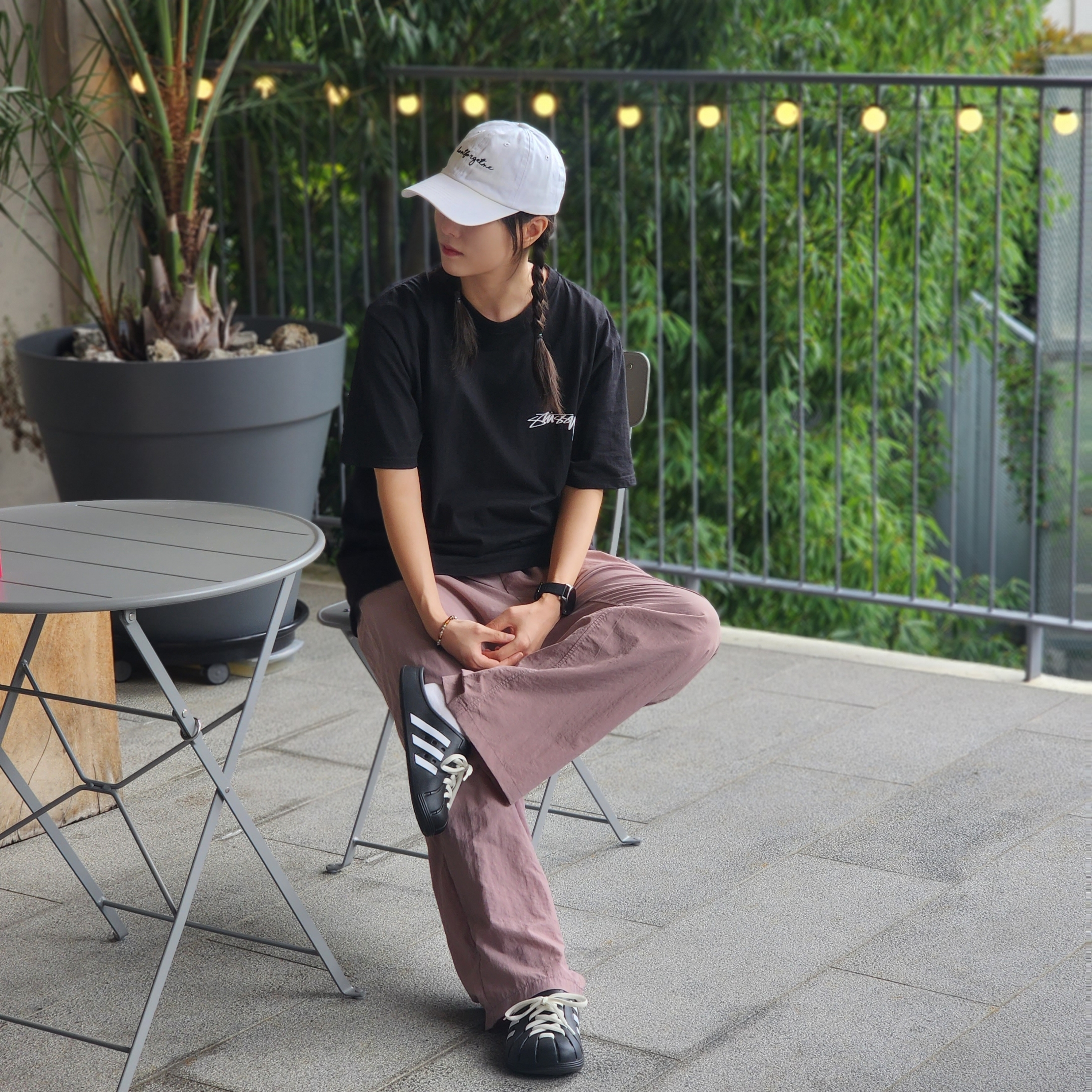 Adidas Adilette Clog Black White, Stussy Sphinx T-shirt Black 착용 스타일 - 1