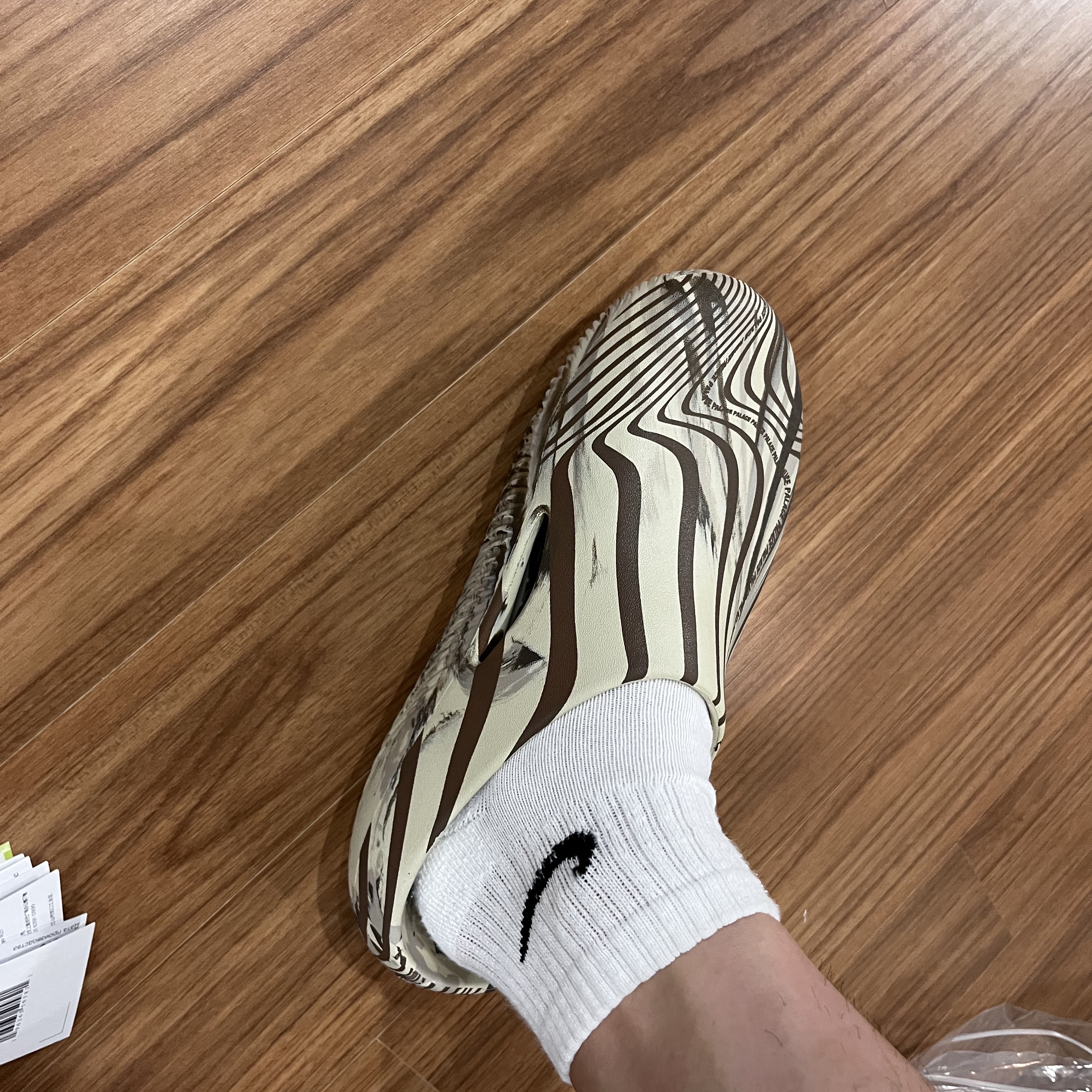 Crocs x Palace Recovery Clog Bone Multi 착용 스타일 - 2