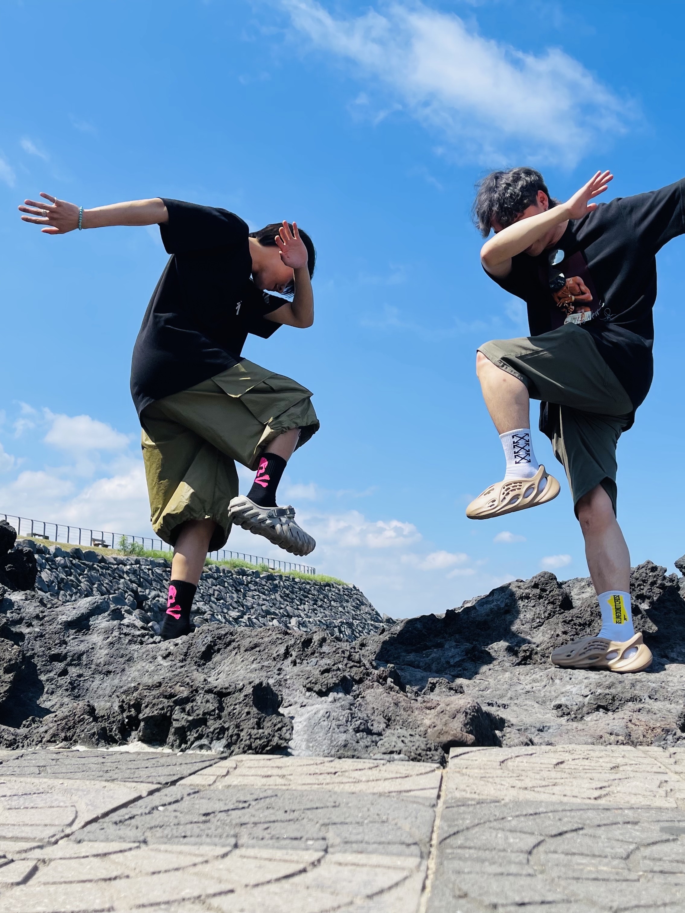 Stussy Livin' Large T-Shirt White, Maison Mihara Yasuhiro Blakey OG Sole Canvas Low-top Sneakers Black White 착용 스타일 - 3