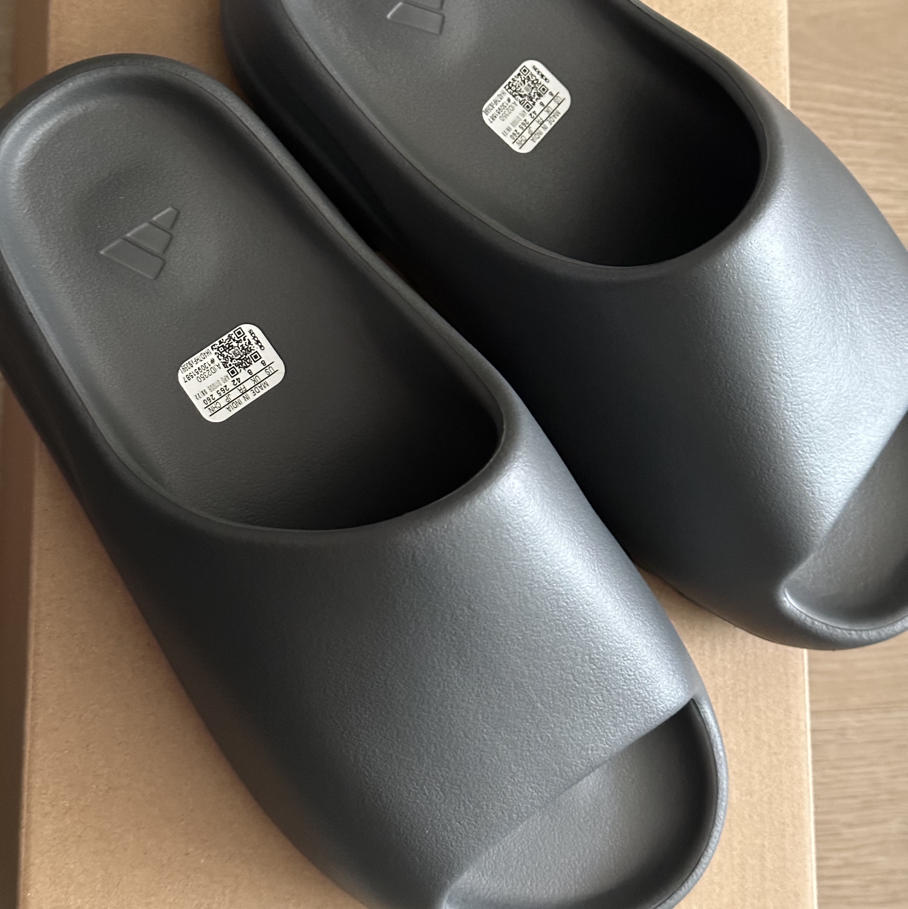 Adidas Yeezy Slide Slate Grey 착용 스타일 - 3