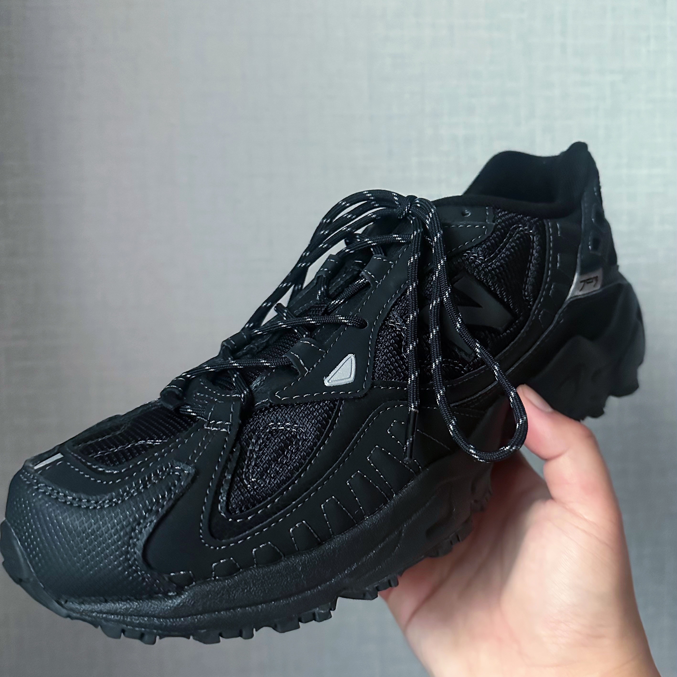 New Balance 703 Black 착용 스타일 - 2