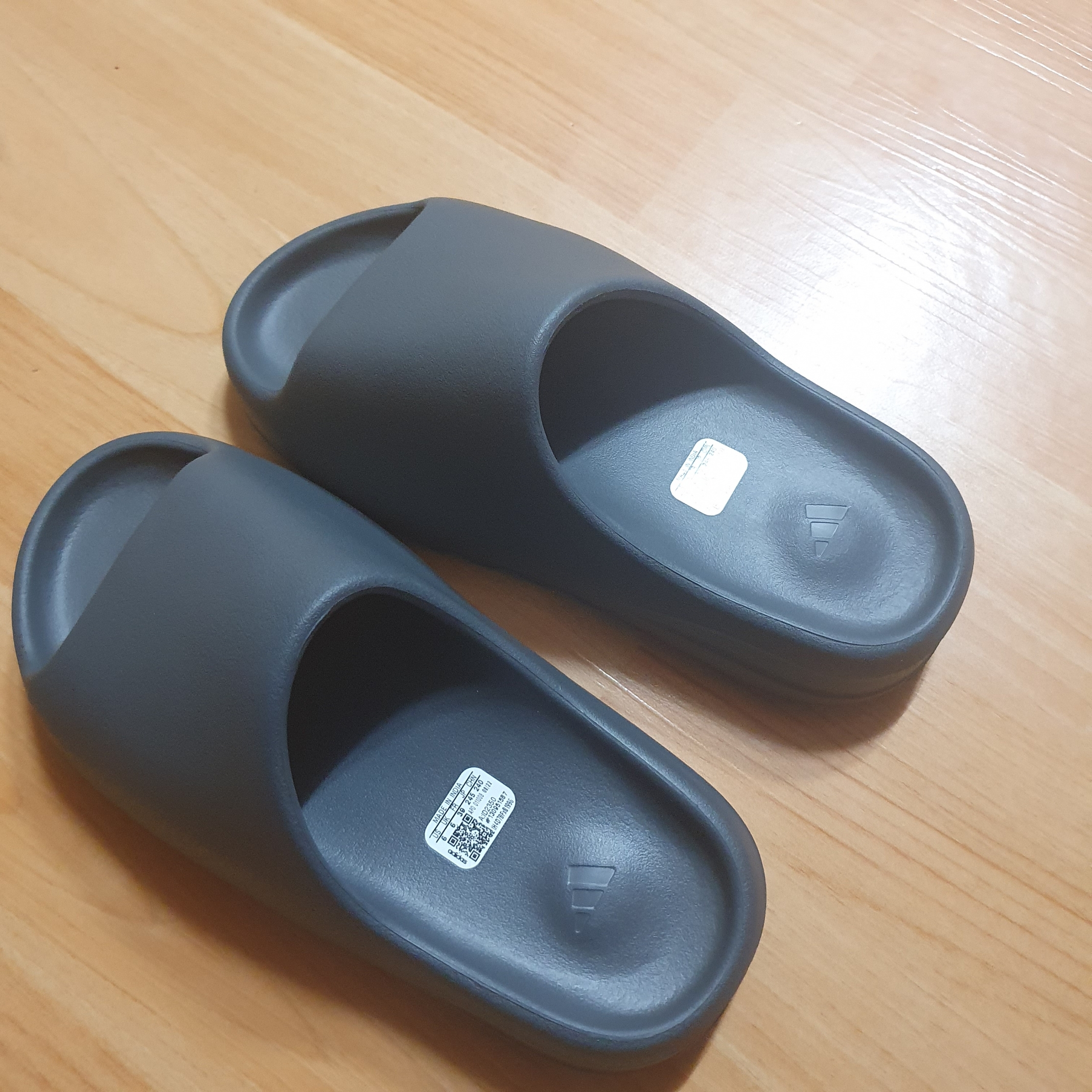 Adidas Yeezy Slide Slate Grey 착용 스타일