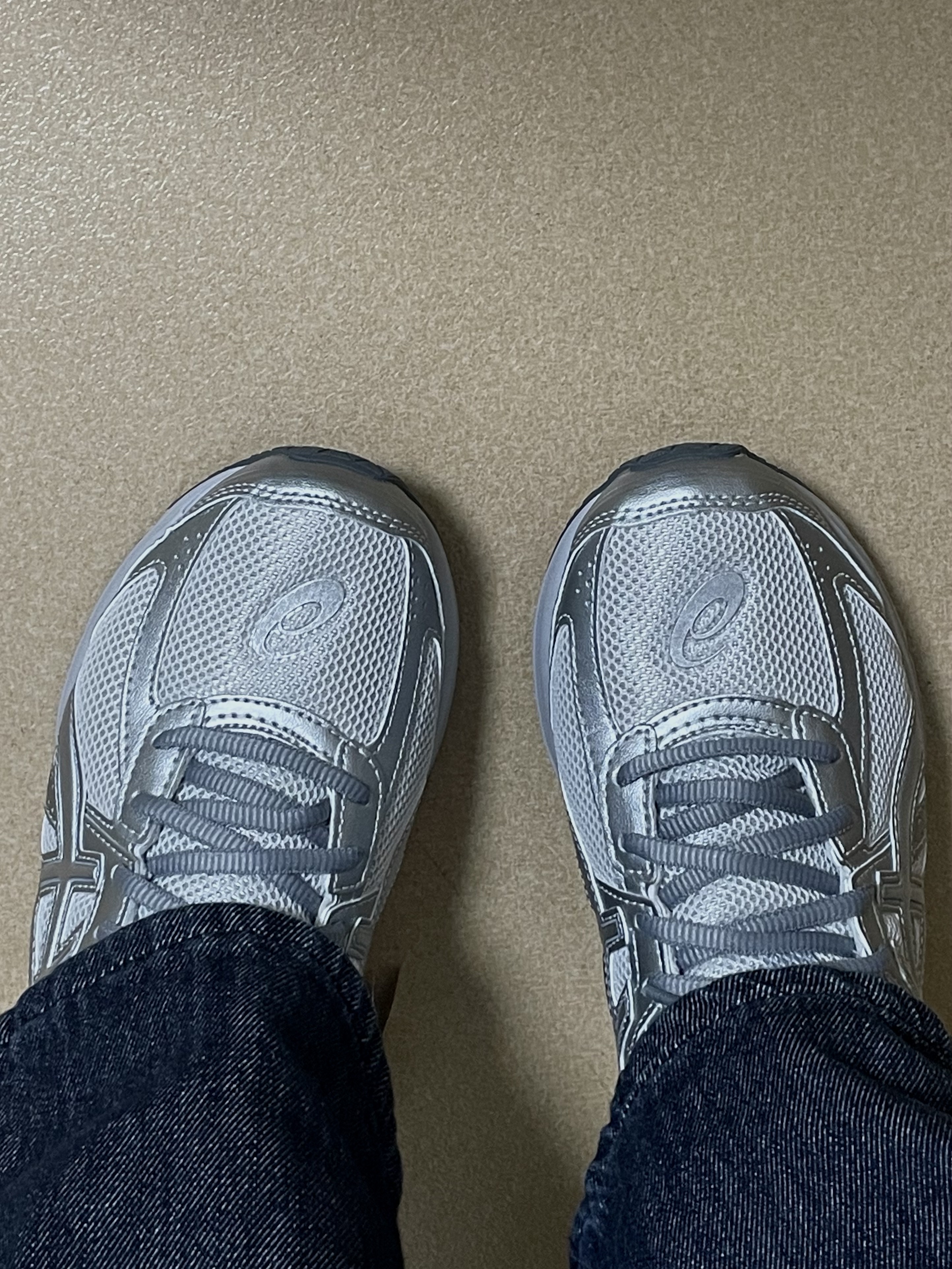 Asics Jog 100 S SMU Glacier Grey Pure Silver - 2E Wide 착용 스타일 - 2