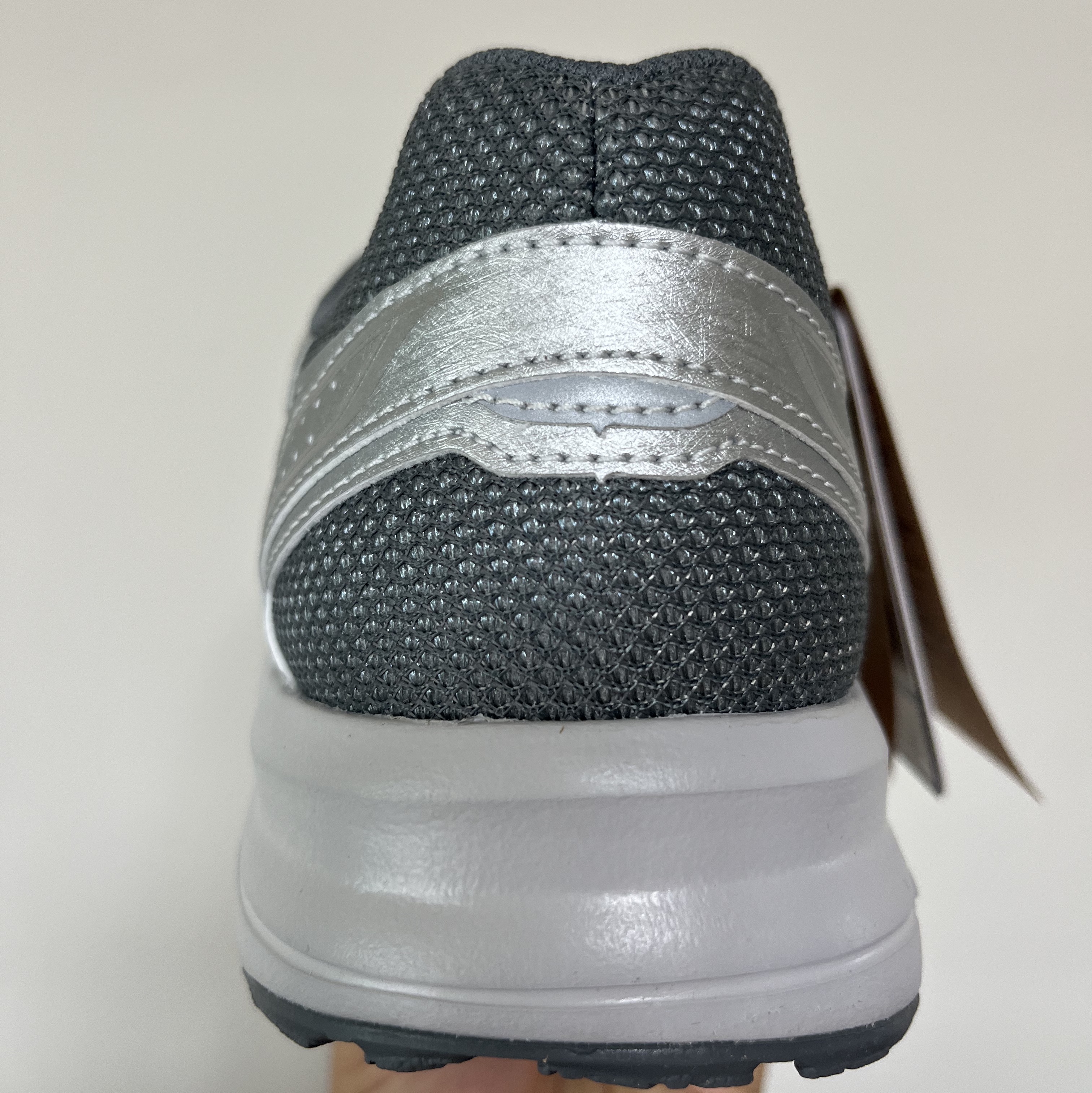 Asics Jog 100 S SMU Sheet Rock Pure Silver - 2E Wide 착용 스타일 - 3