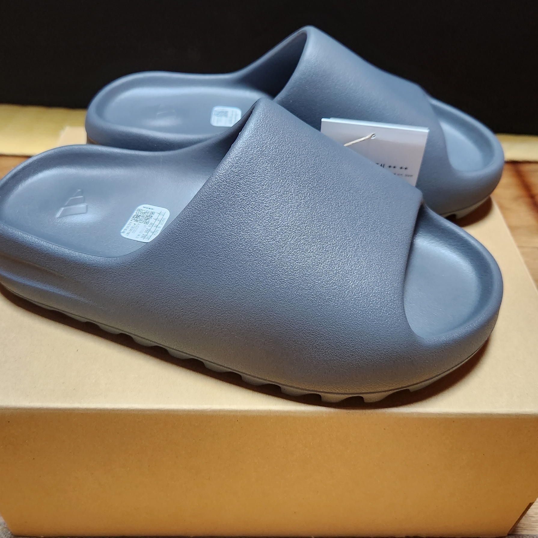Adidas Yeezy Slide Slate Grey 착용 스타일 - 2