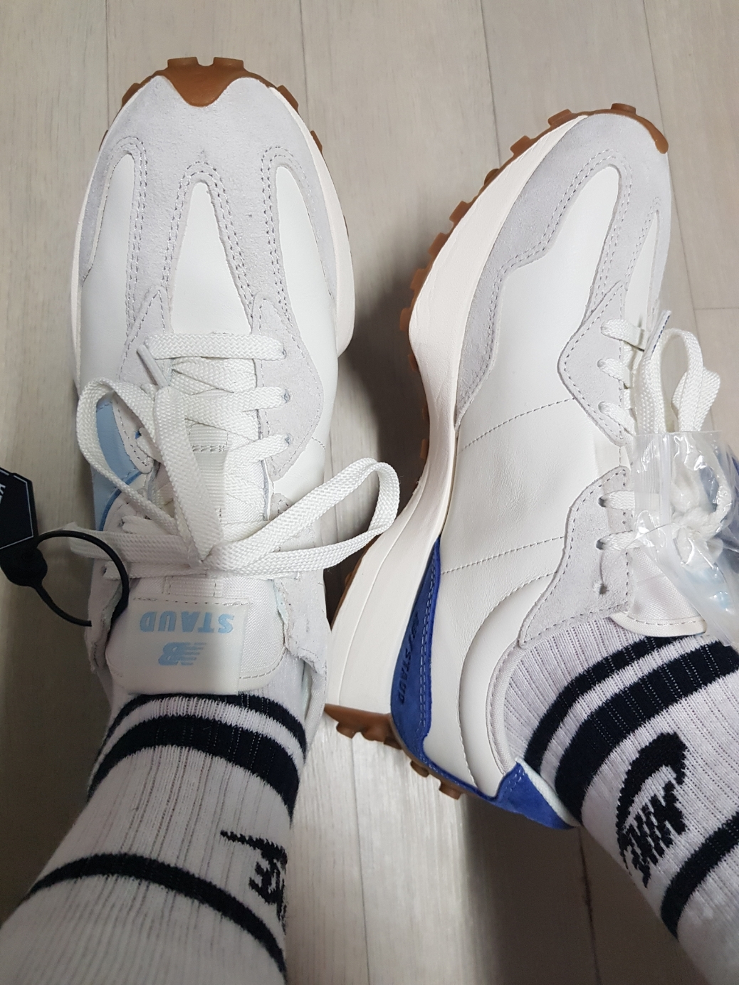 New Balance x Staud 327 Sea Salt Atlantic 착용 스타일