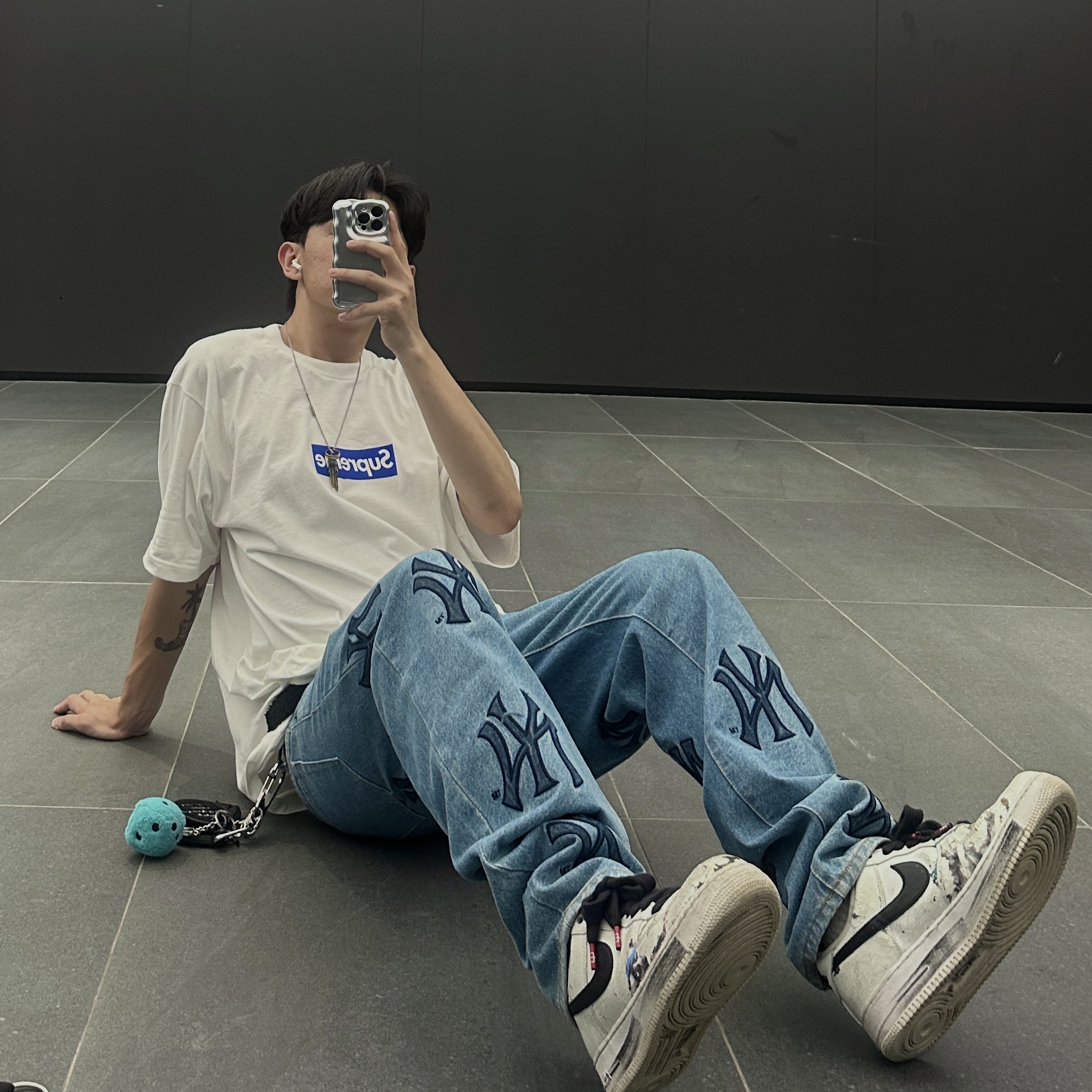 Supreme Seoul Box Logo T-Shirt White - 23FW, Supreme x New York Yankees Regular Jean Washed Blue - 21FW 착용 스타일 - 3