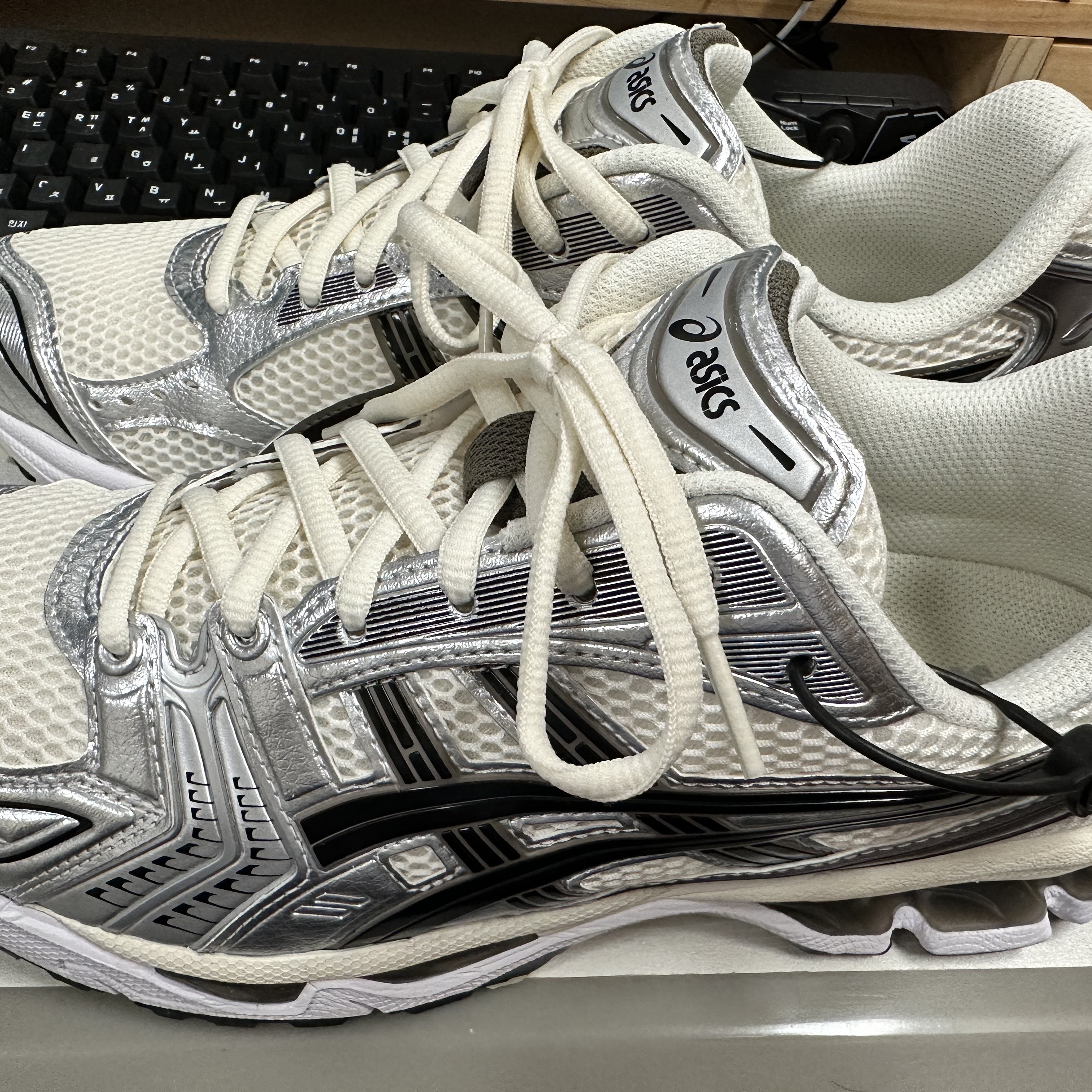 Asics Gel-Kayano 14 Cream Black 착용 스타일