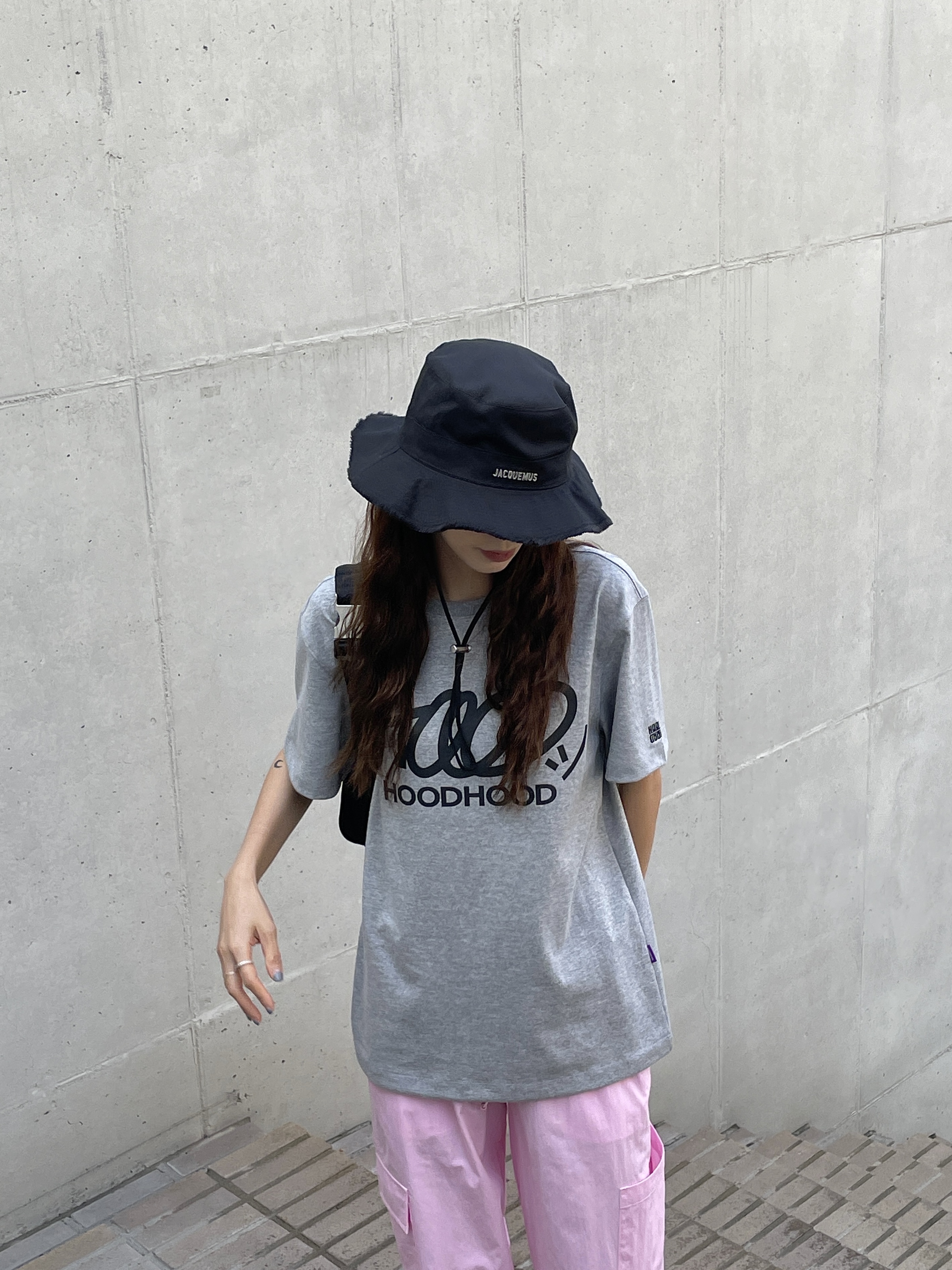 Jacquemus Le Bob Artichaut Bucket Hat Black, Salomon XT-Wings 2 Cradle Pink 착용 스타일 - 2