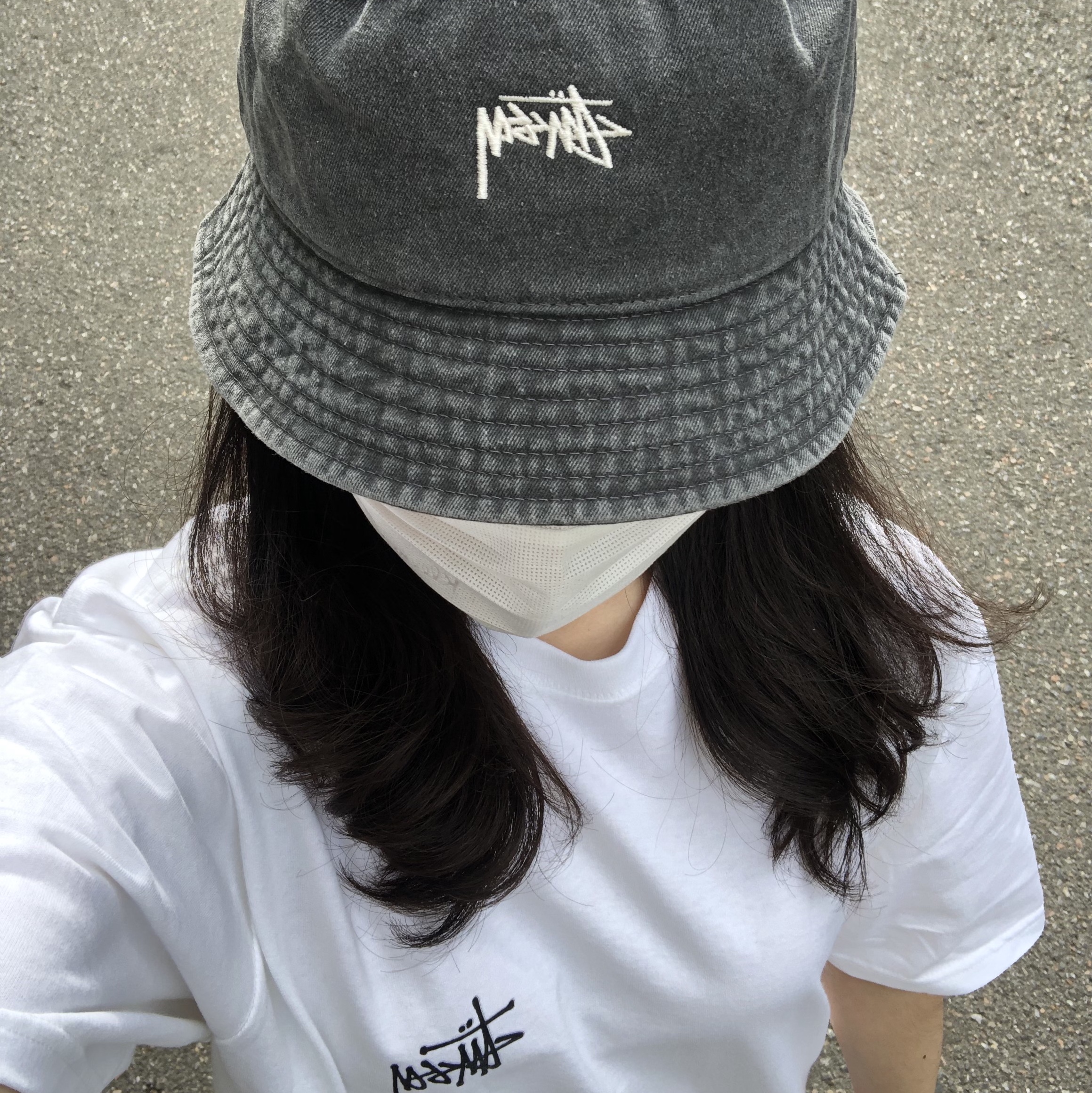 Stussy Washed Stock Bucket Hat Charcoal, Stussy Melted T-Shirt White 착용 스타일