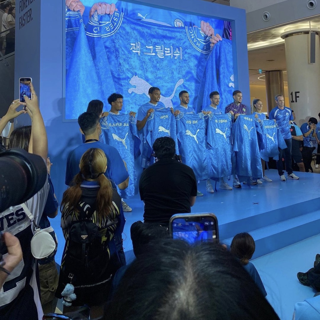 Puma Manchester City 2022/23 Home Jersey Team Light Blue (Non Marking Ver.), Puma x Maison Kitsune Roma White 착용 스타일 - 2