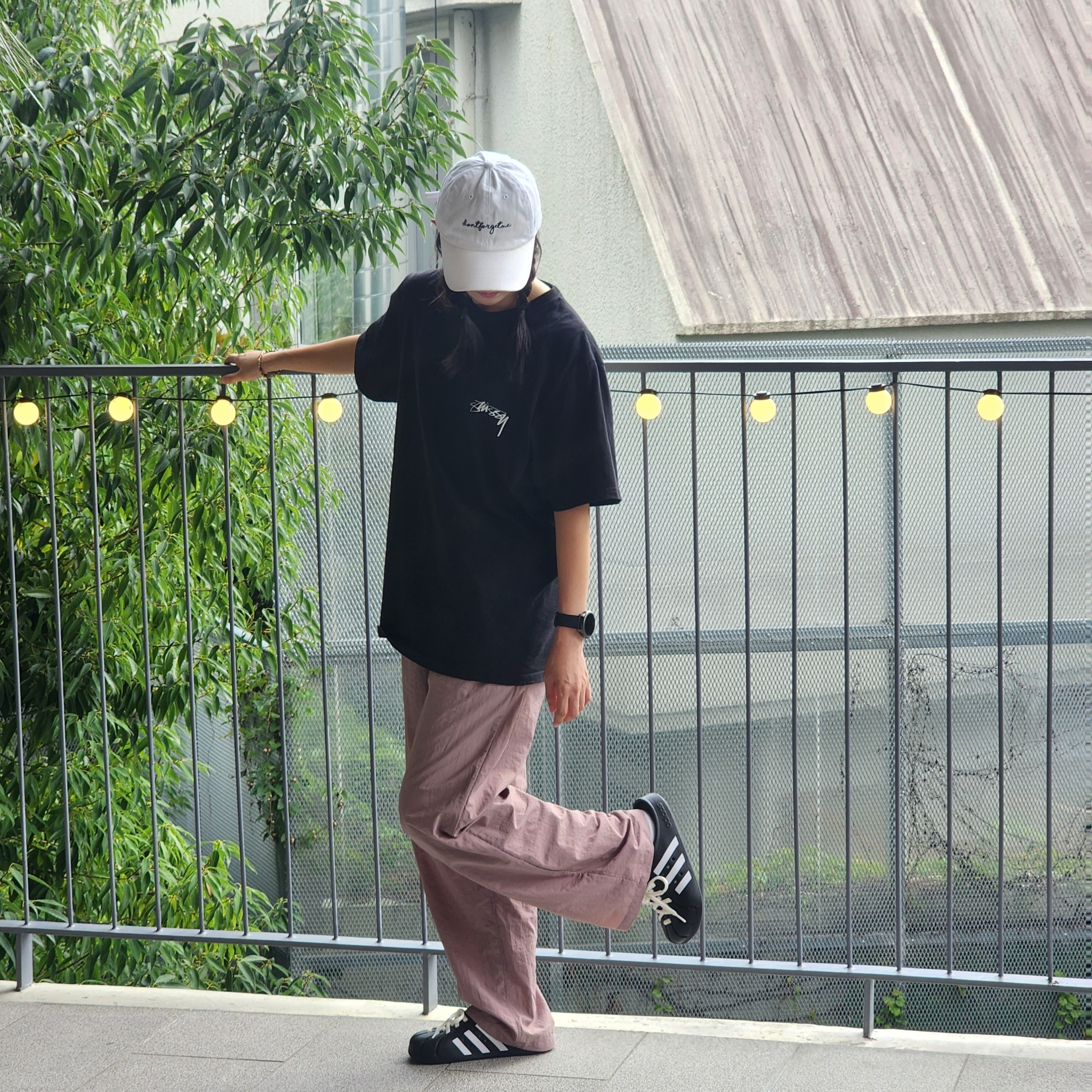 Adidas Adilette Clog Black White, Stussy Sphinx T-shirt Black 착용 스타일 - 3