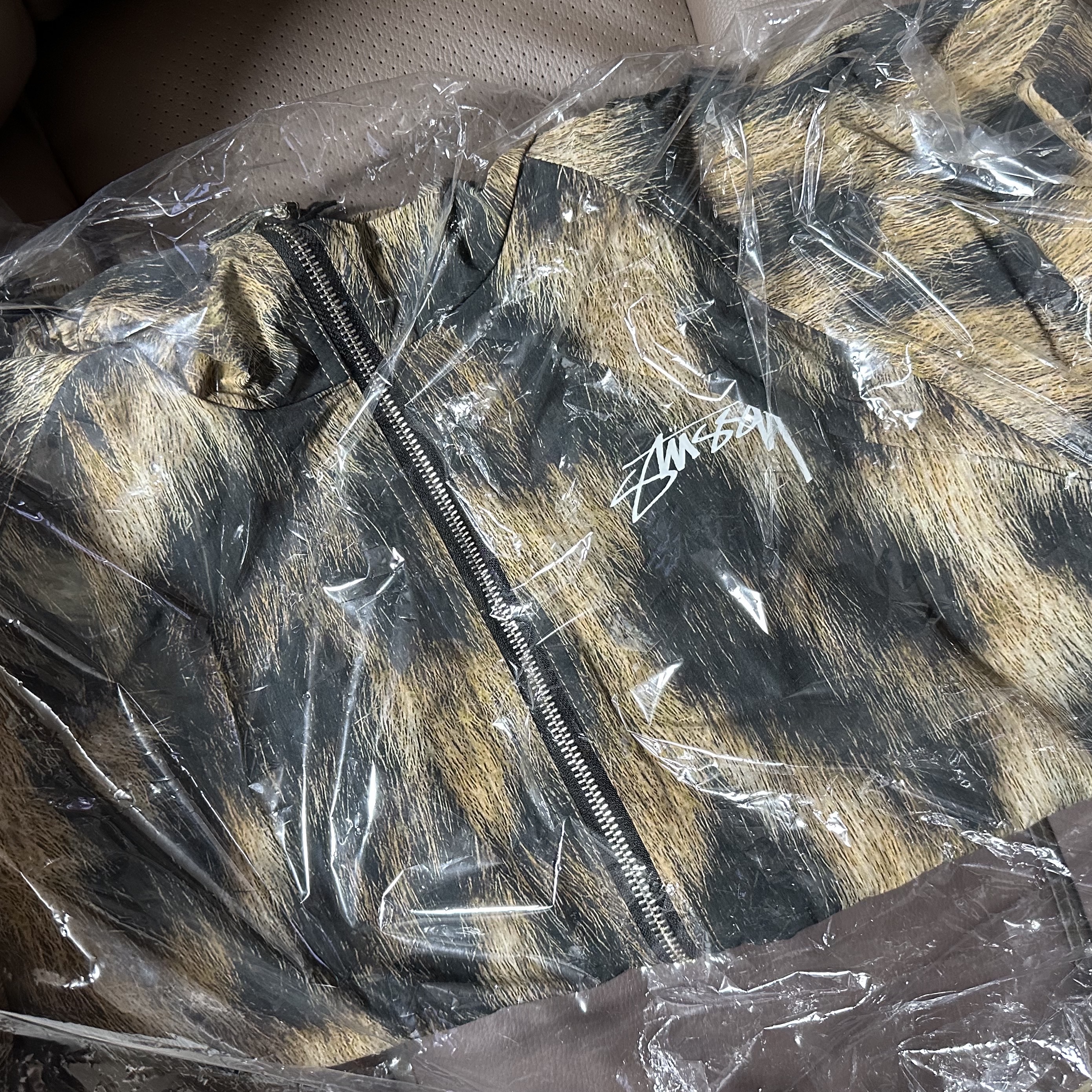 Stussy Fur Print Beach Shell Jacket Brown 착용 스타일 - 1