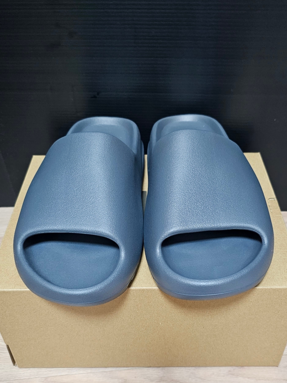Adidas Yeezy Slide Slate Grey 착용 스타일 - 1