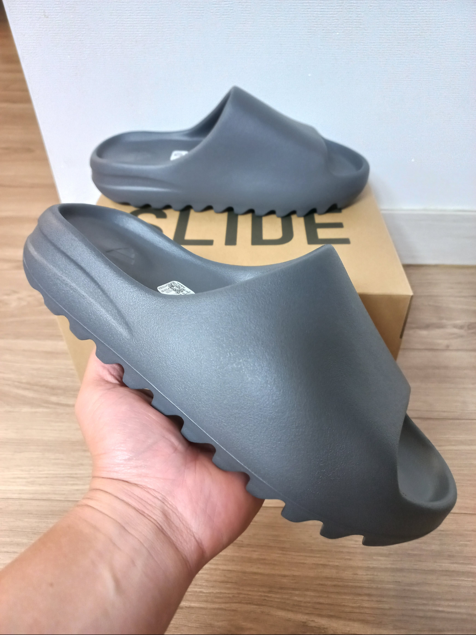 Adidas Yeezy Slide Slate Grey 착용 스타일 - 1