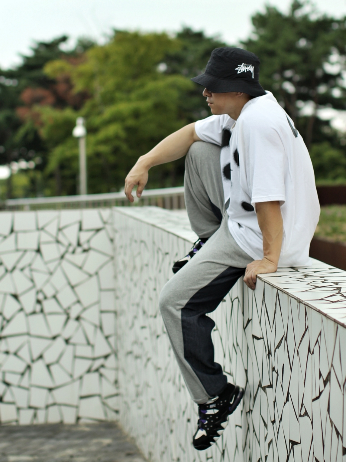 Nike x Stussy Bucket Hat Black, Nike x Off-White NRG Short Sleeve T-Shirt White 착용 스타일 - 4