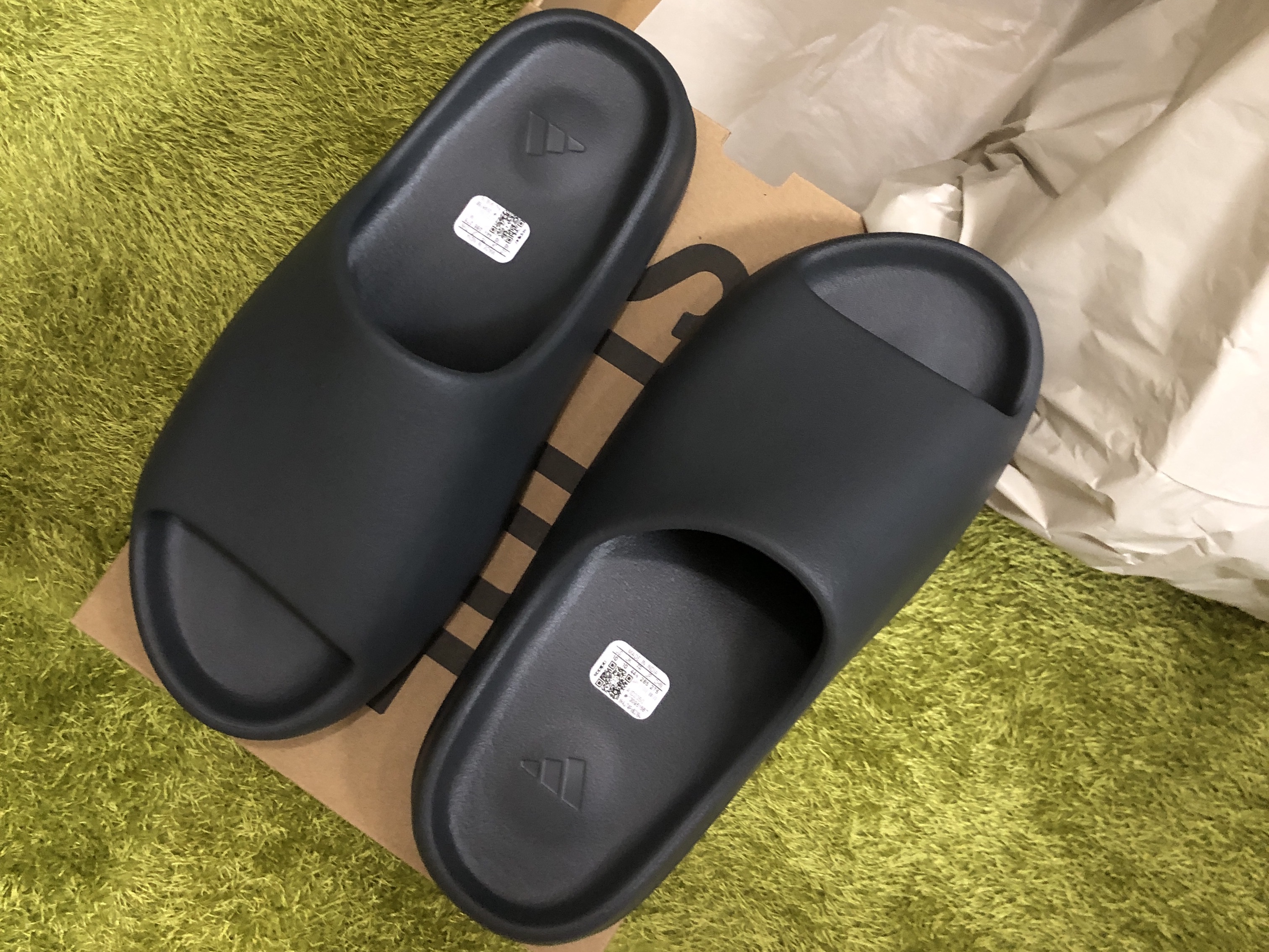 Adidas Yeezy Slide Slate Grey 착용 스타일