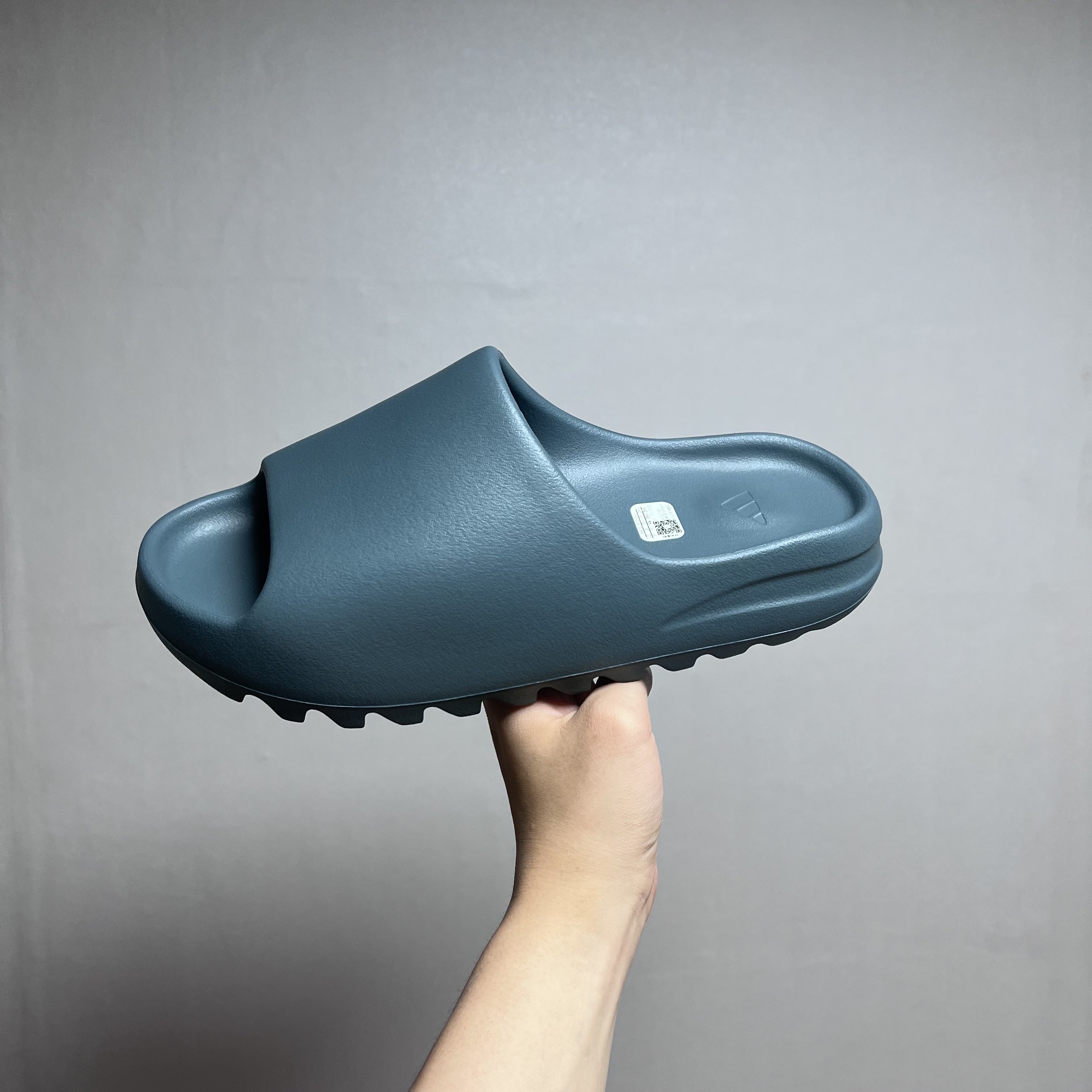Adidas Yeezy Slide Slate Marine 착용 스타일