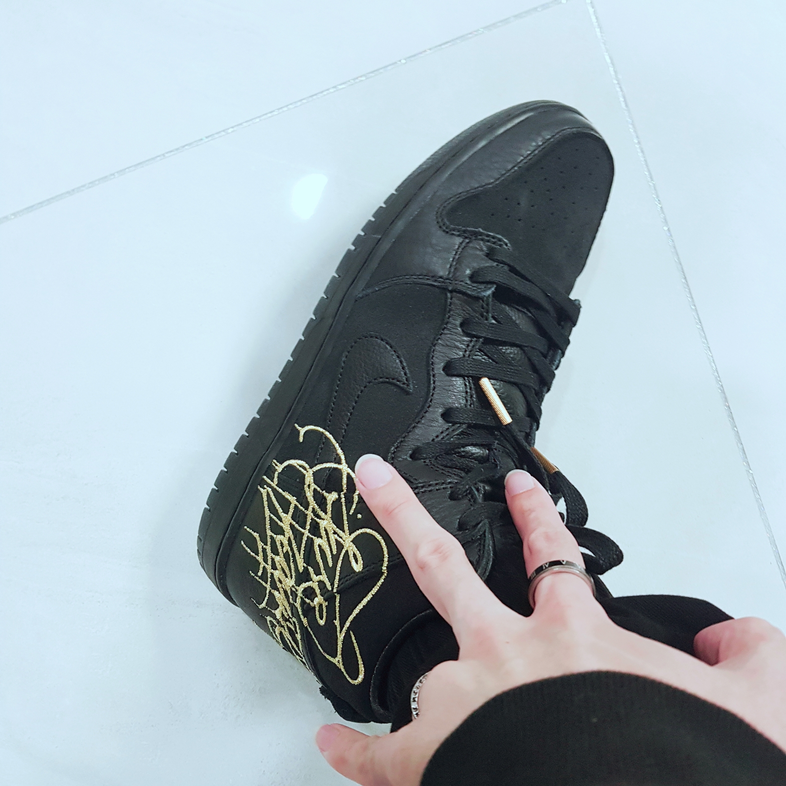 Nike x Faust SB Dunk High Pro QS Black and Metallic Gold 착용 스타일 - 2