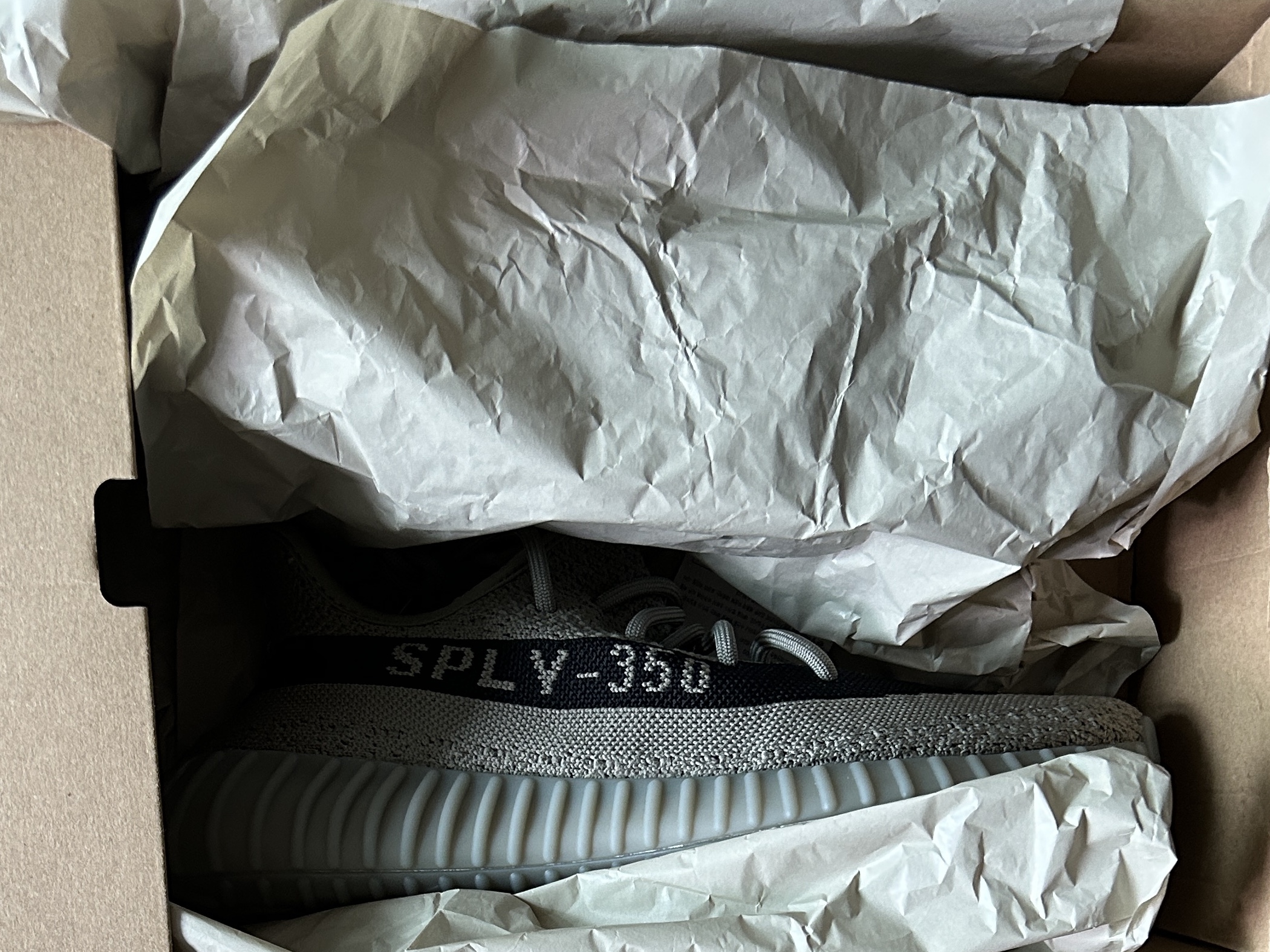 Adidas Yeezy Boost 350 V2 Granite Core Black 착용 스타일