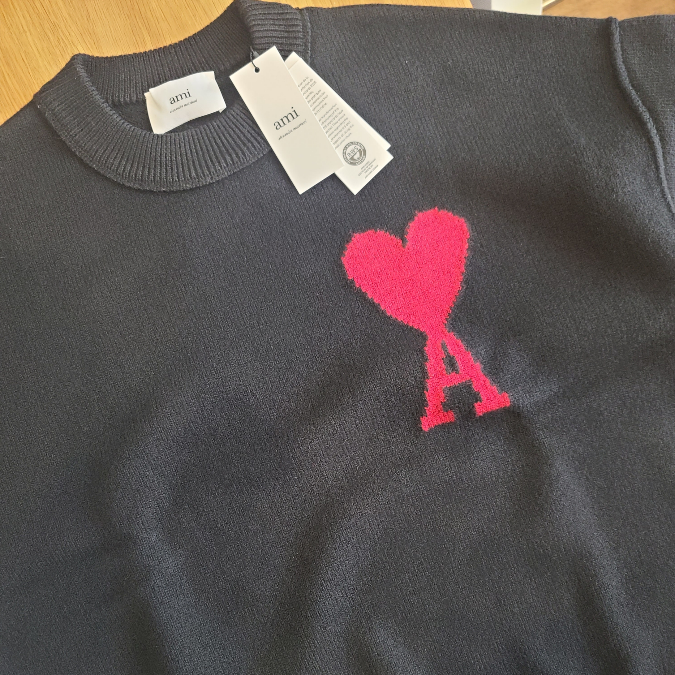 AMI de Coeur Oversize Intarsia Sweater Black Red 착용 스타일 - 2
