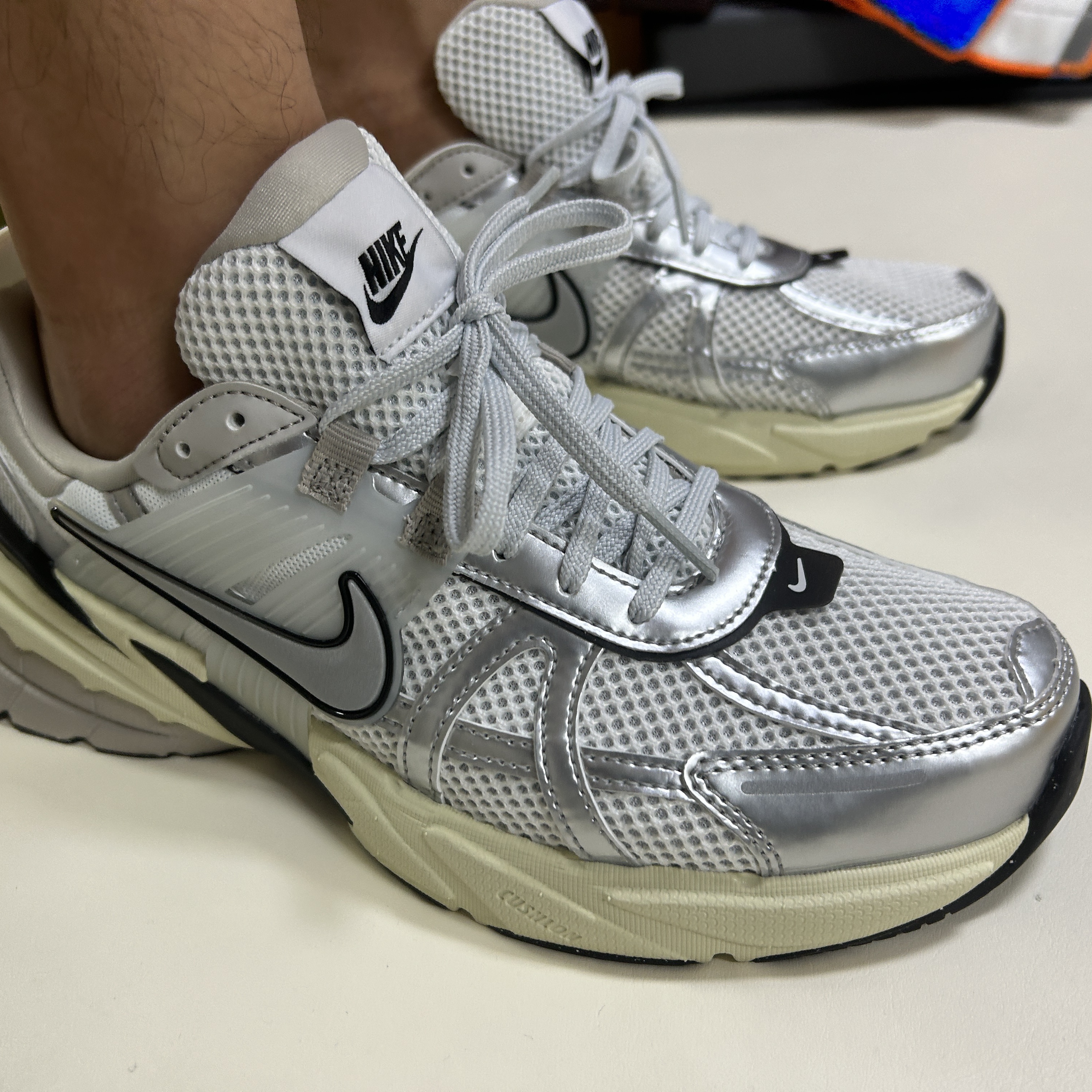 Nike V2K Run Summit White Metallic Silver 착용 스타일 - 3