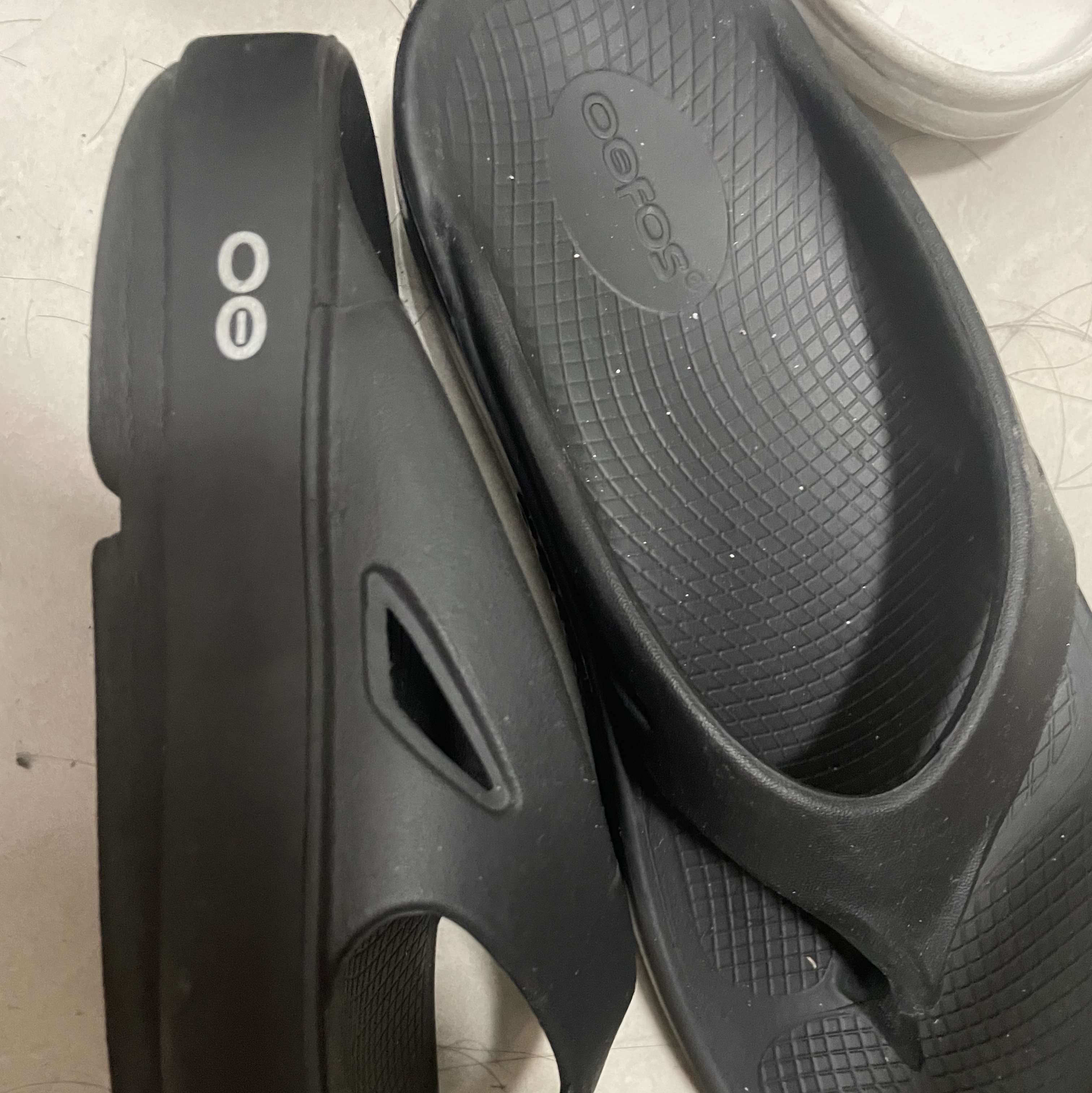 Oofos OOriginal Black 착용 스타일