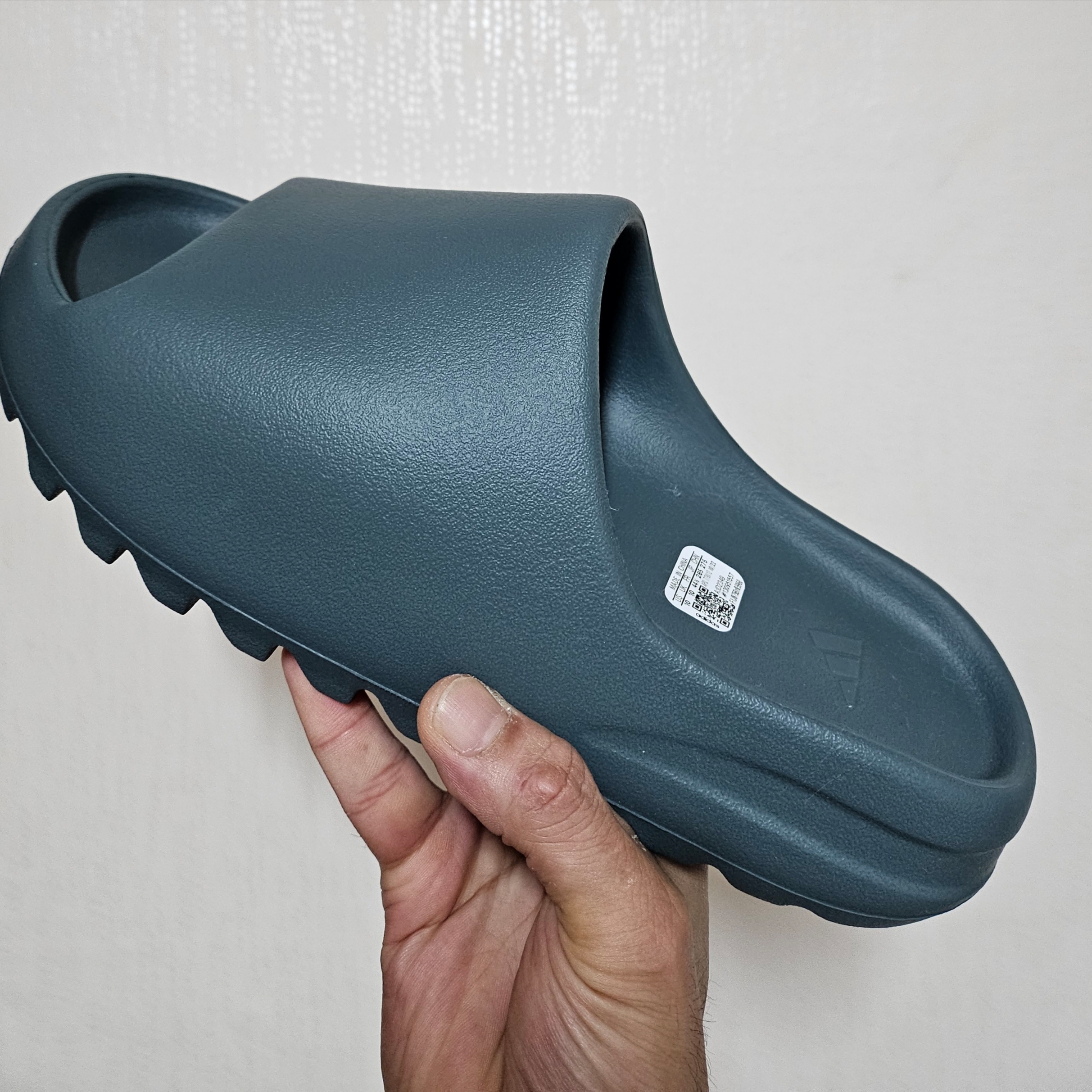 Adidas Yeezy Slide Slate Grey, Adidas Yeezy Slide Slate Marine 착용 스타일 - 3