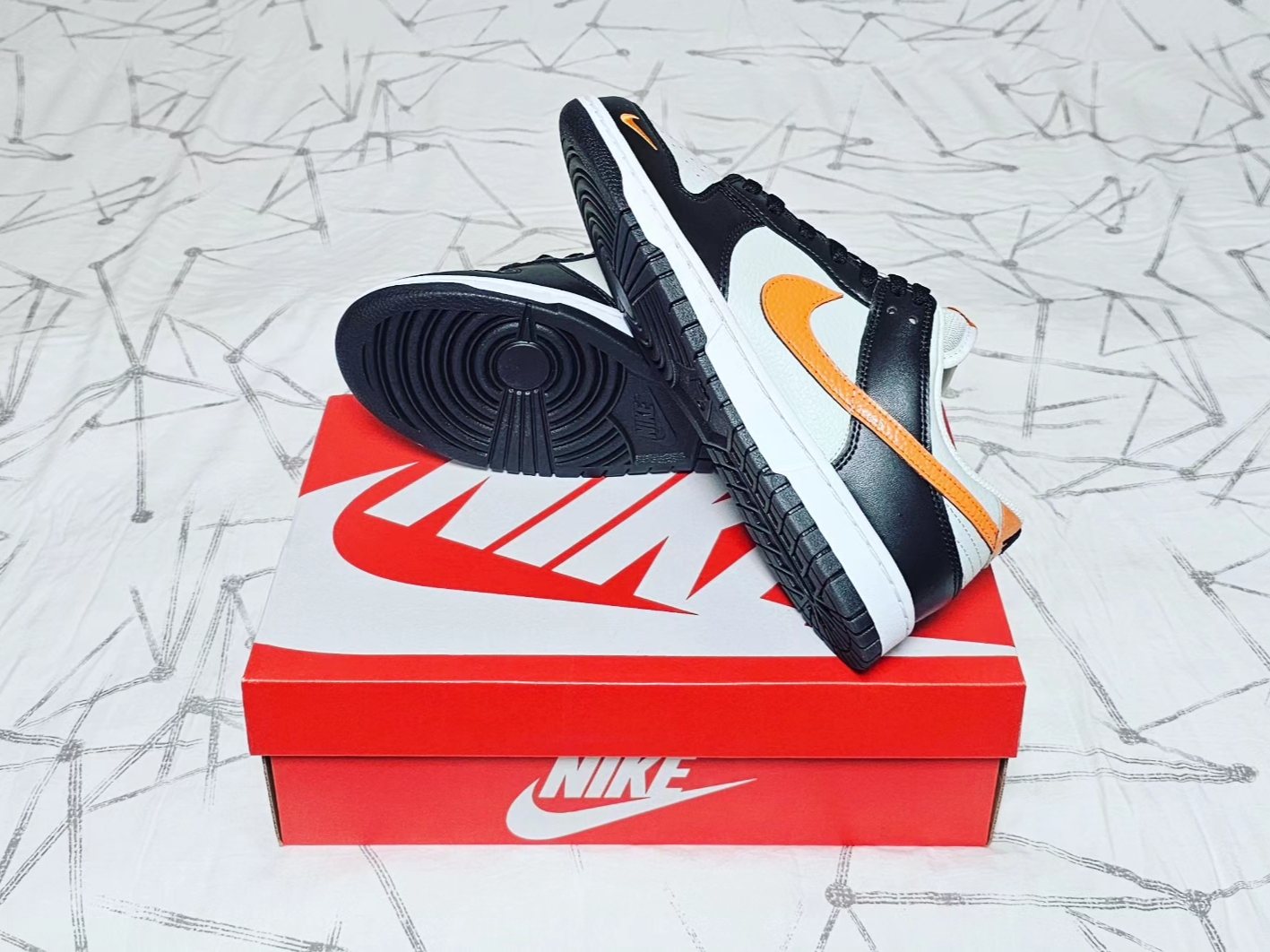 Nike Dunk Low Black Orange 착용 스타일 - 4
