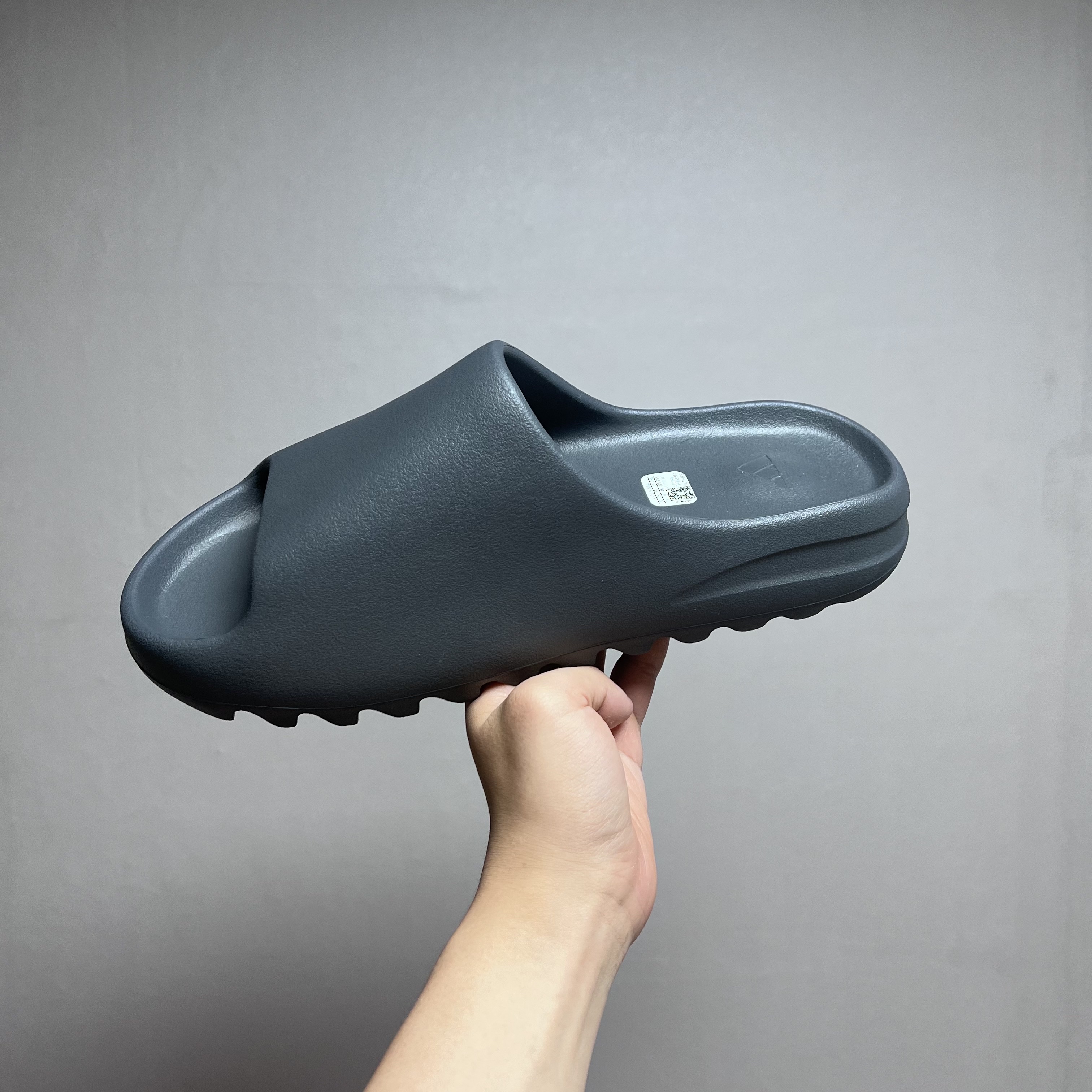 Adidas Yeezy Slide Slate Grey 착용 스타일