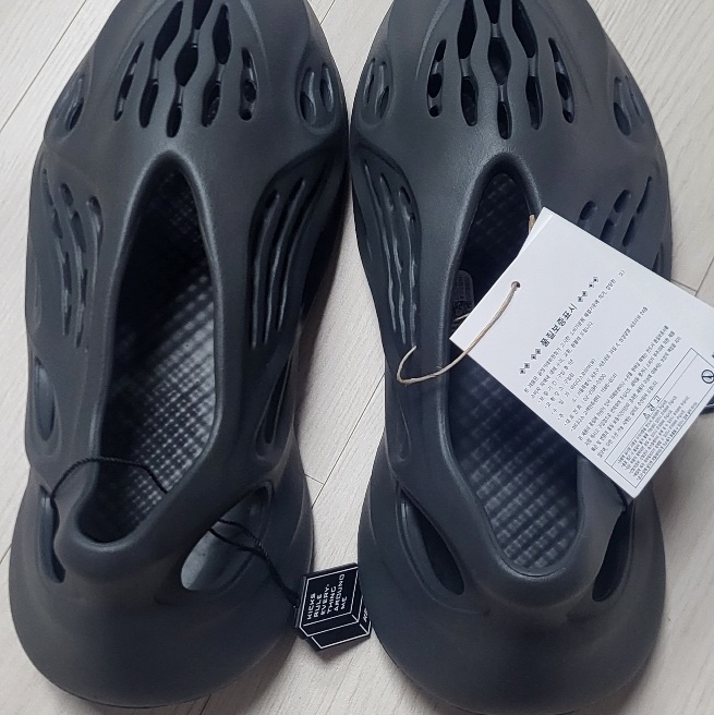 Adidas Yeezy Foam RNNR Carbon 착용 스타일
