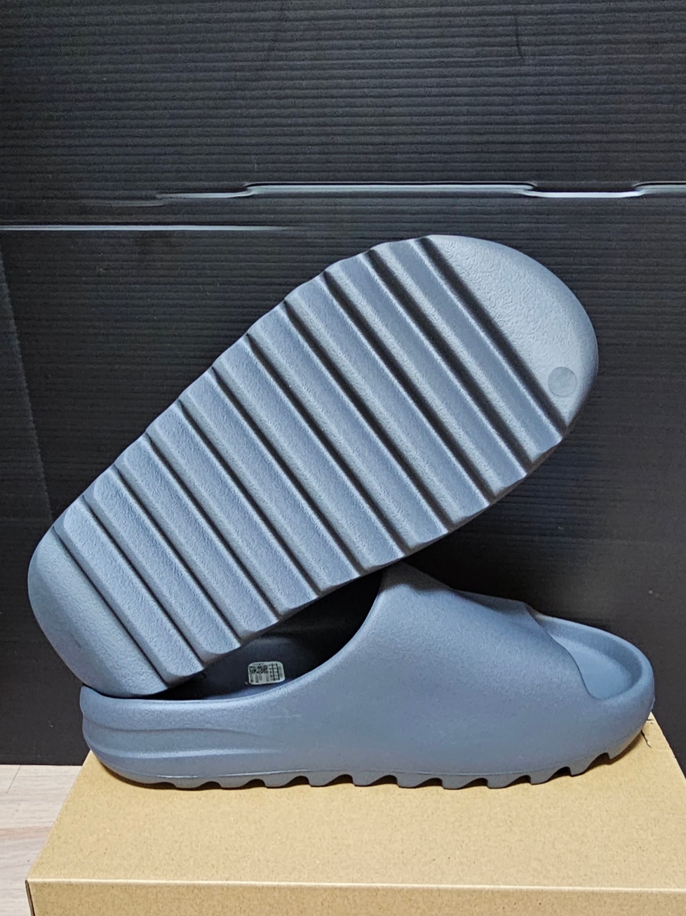 Adidas Yeezy Slide Slate Grey 착용 스타일 - 4