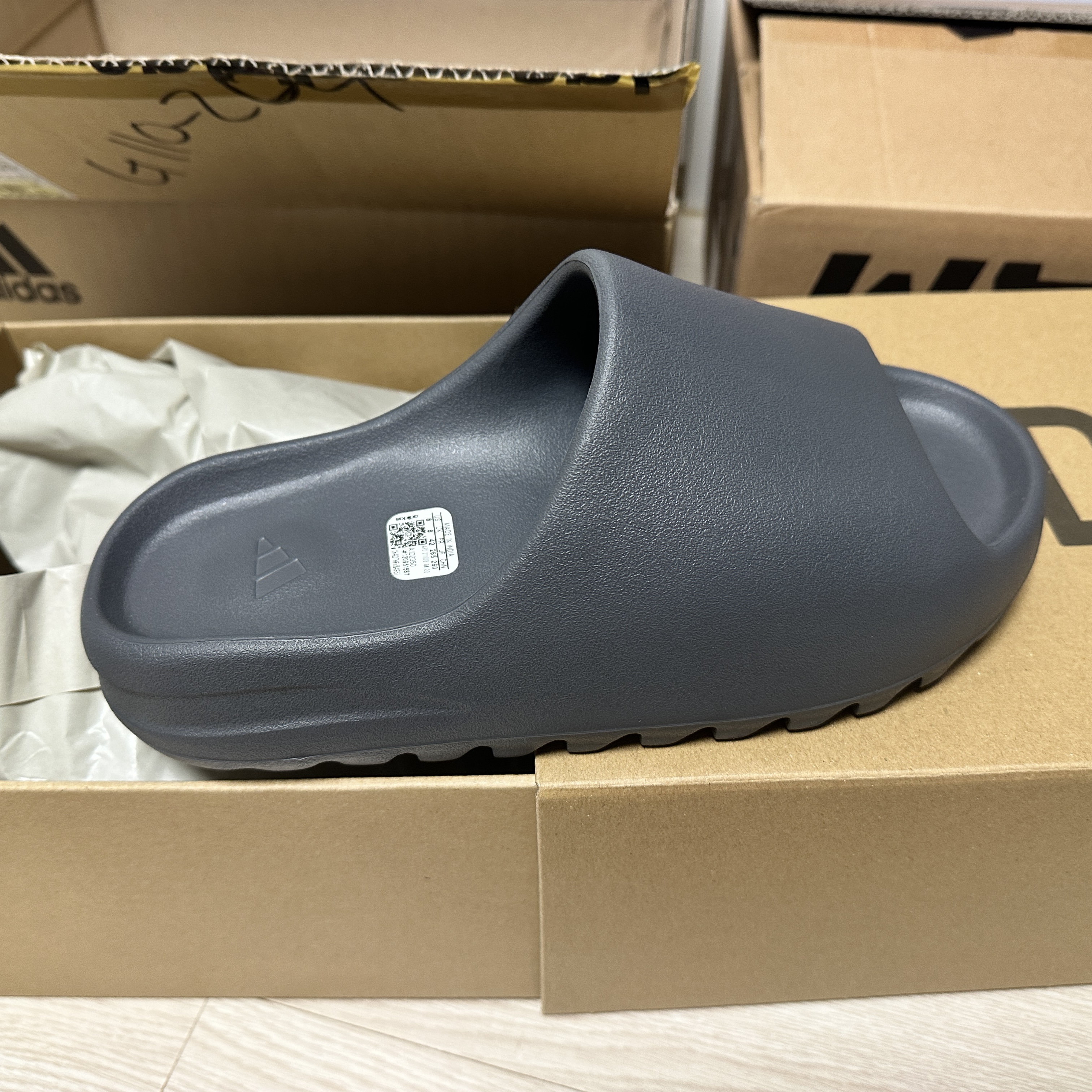 Adidas Yeezy Slide Slate Grey, Adidas Yeezy Foam RNNR Carbon 착용 스타일 - 2