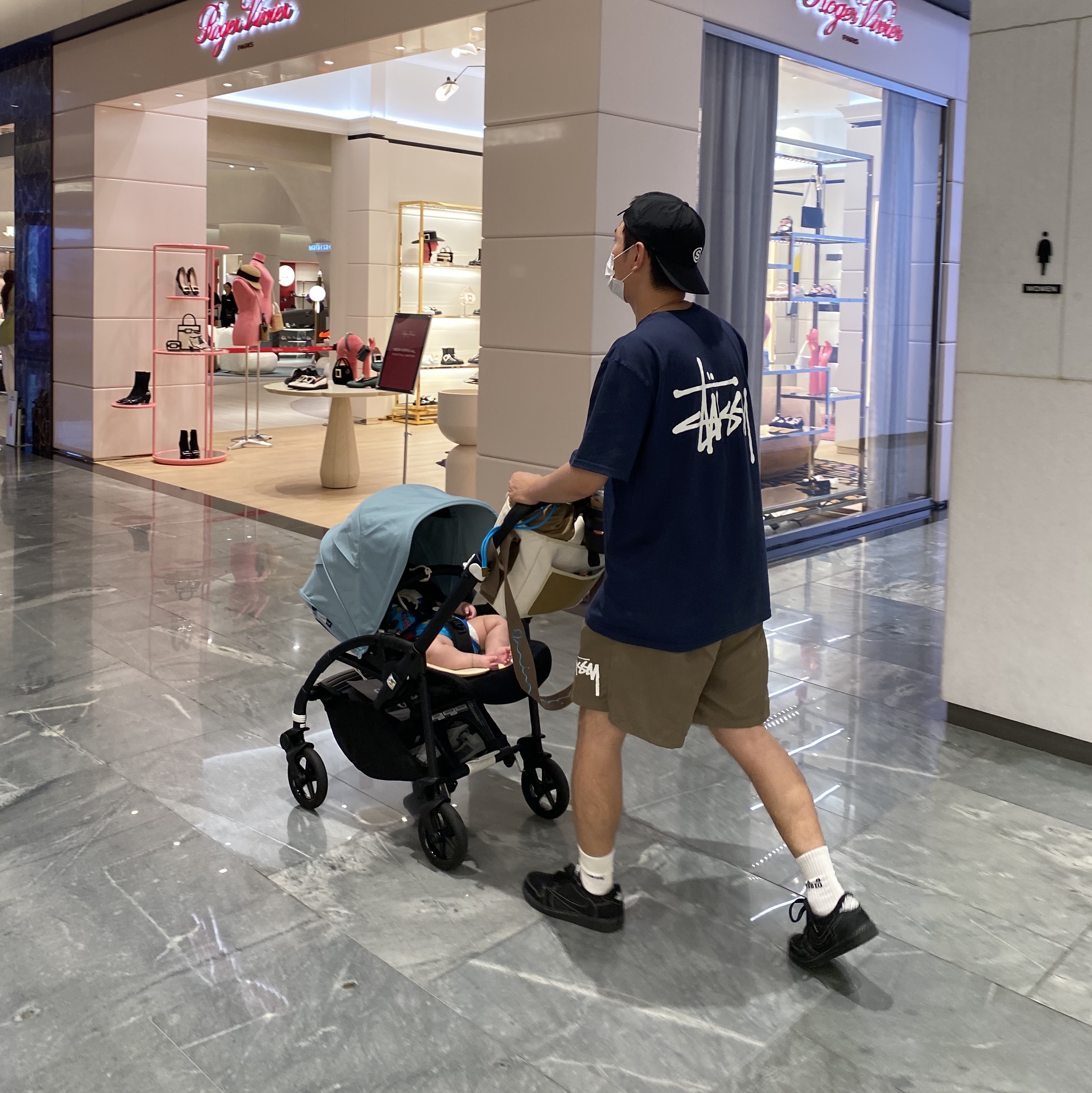 Stussy Basic Stussy T-Shirt Navy 2023, Stussy Big Stock Water Shorts Brown 착용 스타일 - 1