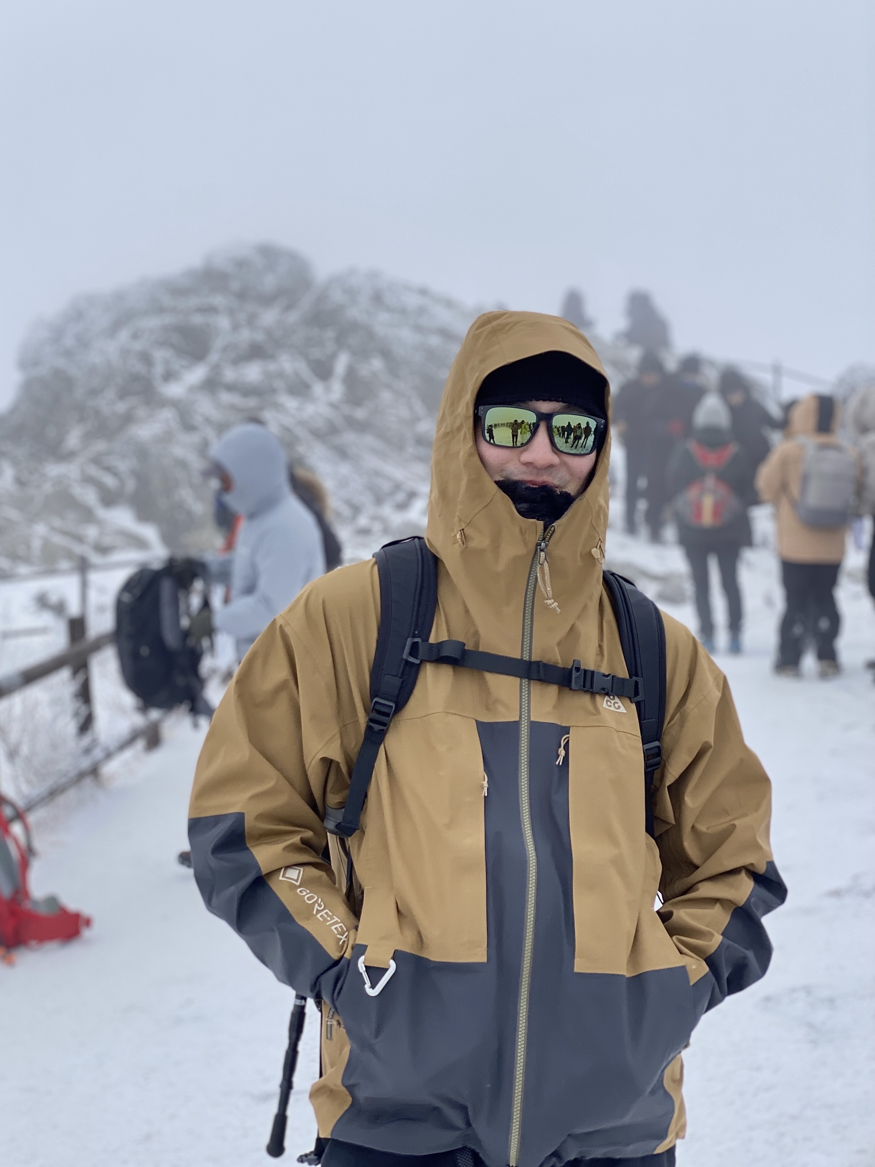 Nike ACG Gore-Tex Misery Ridge Jacket Golden Beige - Asia, Nike ACG Smith Summit Cargo Pants Black Summit White - Asia 착용 스타일 - 2