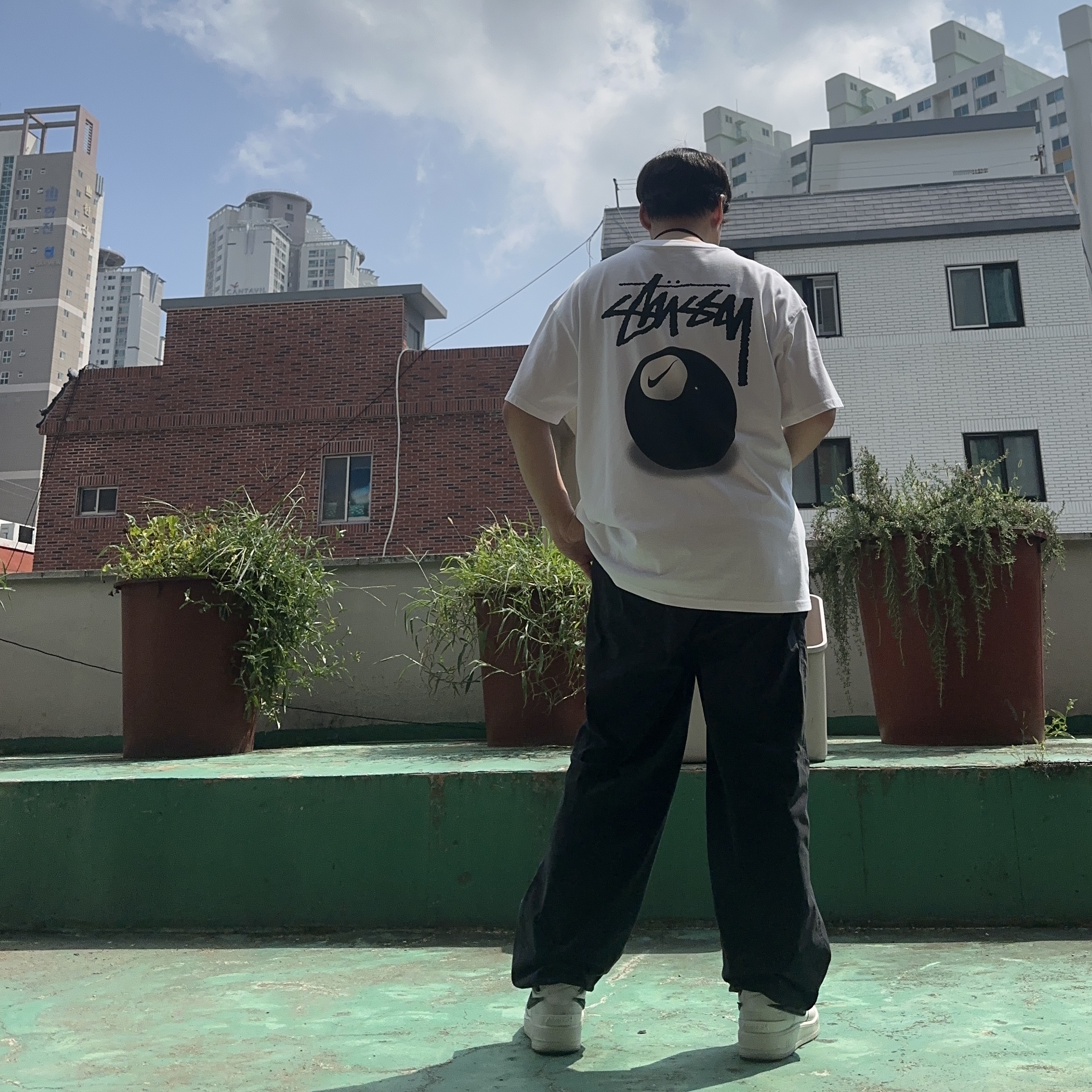 Nike x Stussy NRG FL SS 8 Ball T-Shirt White (DO9322-100), Stussy Nyco Over Trousers Black 착용 스타일