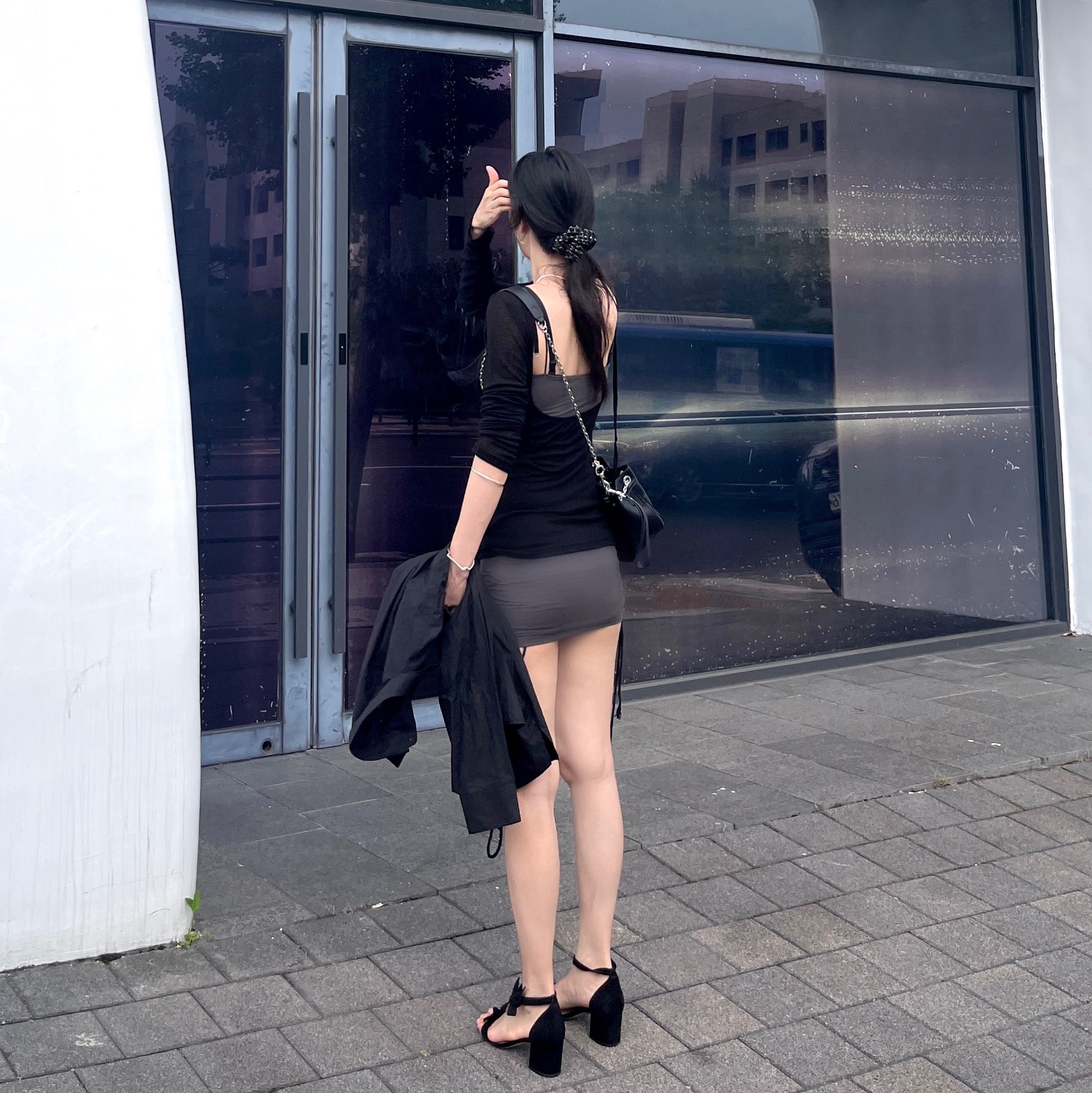 Vivienne Westwood Chrissy Small Bucket Bag Black 착용 스타일 - 2