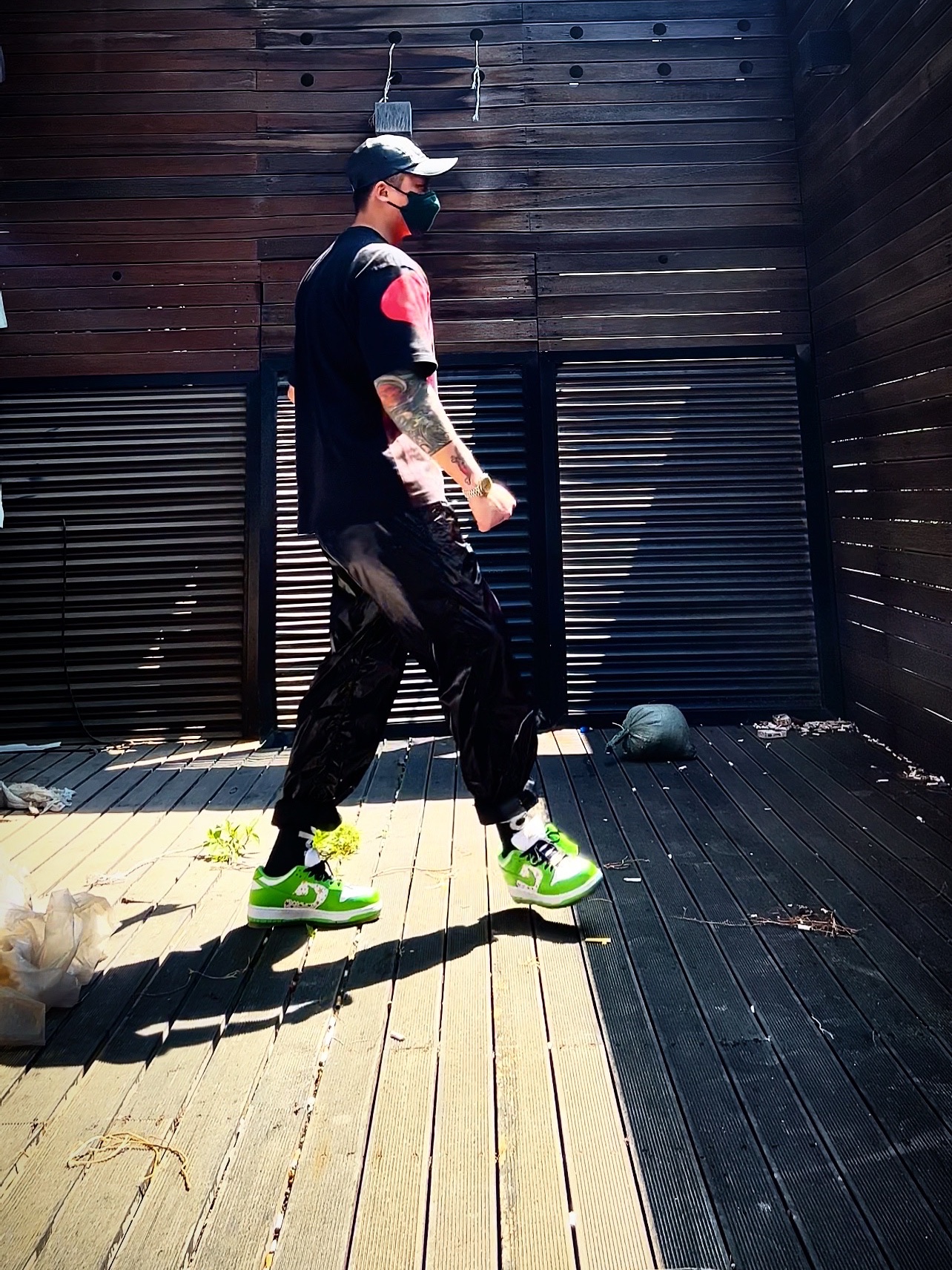 Supreme Bleed Logo S/S Top Black - 20FW, Supreme x Stone Island New Silk Light Pants Black - 19SS 착용 스타일 - 4