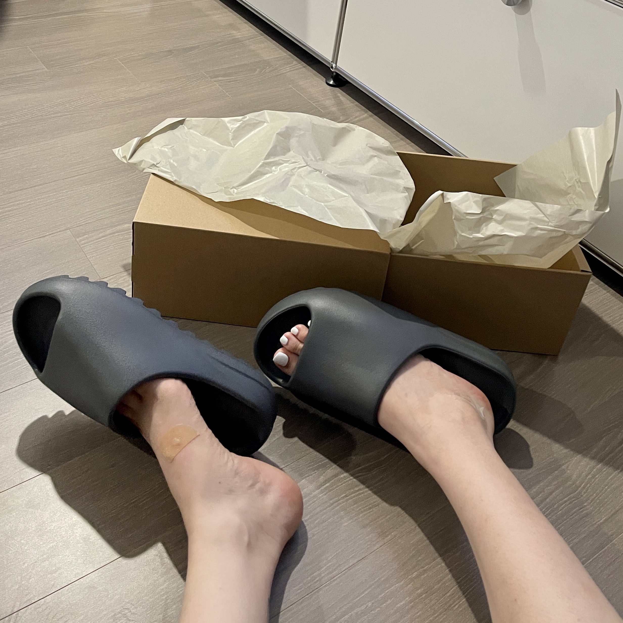 Adidas Yeezy Slide Slate Grey 착용 스타일