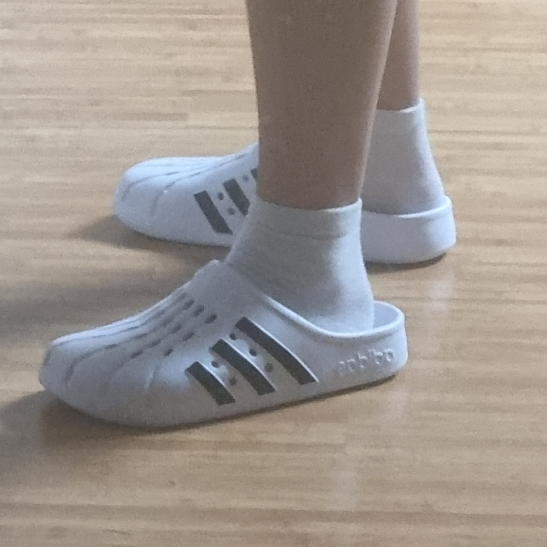 Adidas Adilette Clog White Black 착용 스타일