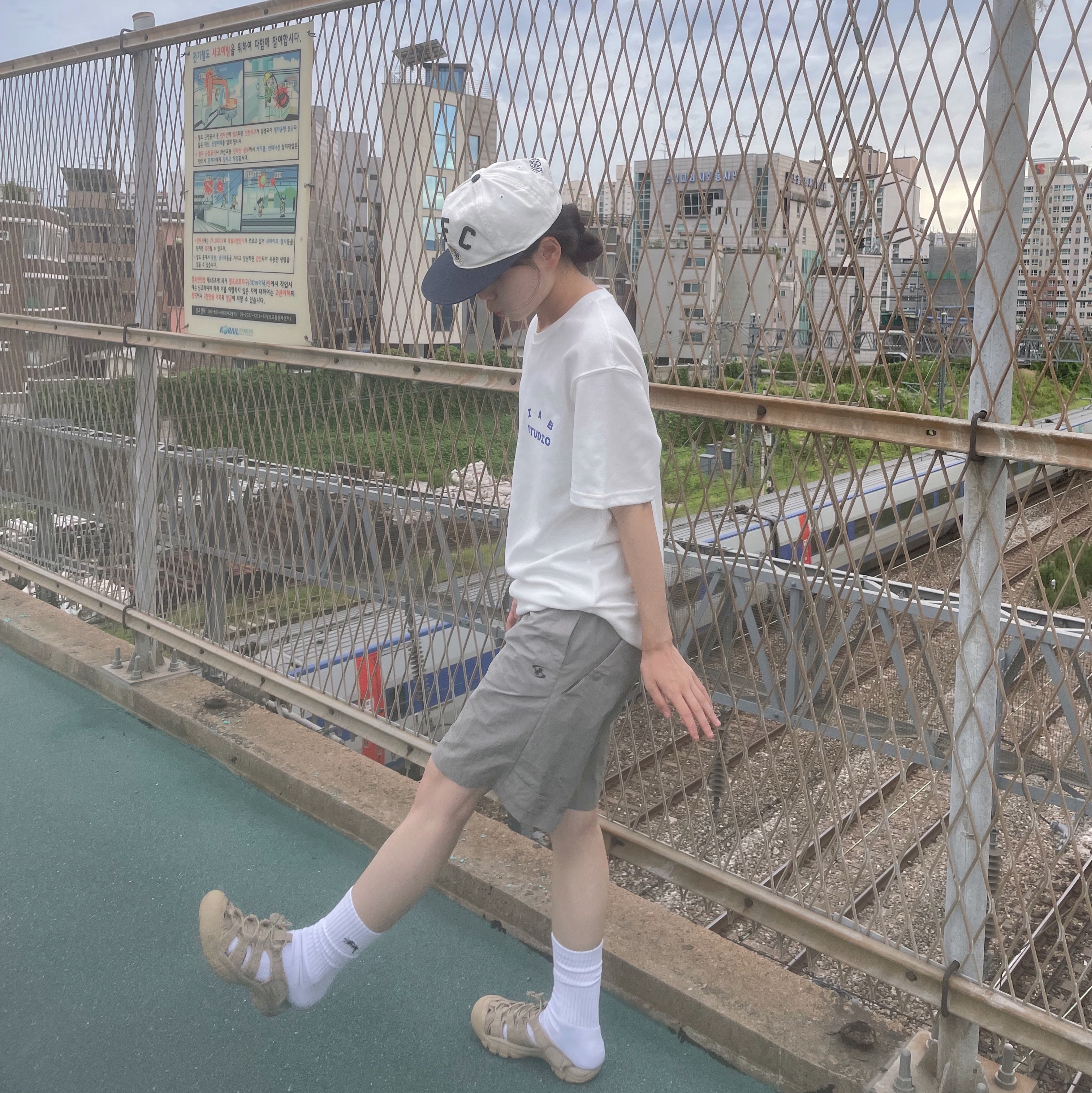 (W) Keen Newport H2 Monochrome Safari, Stussy Small Stock Crew Socks White (3 Pack) 착용 스타일 - 1