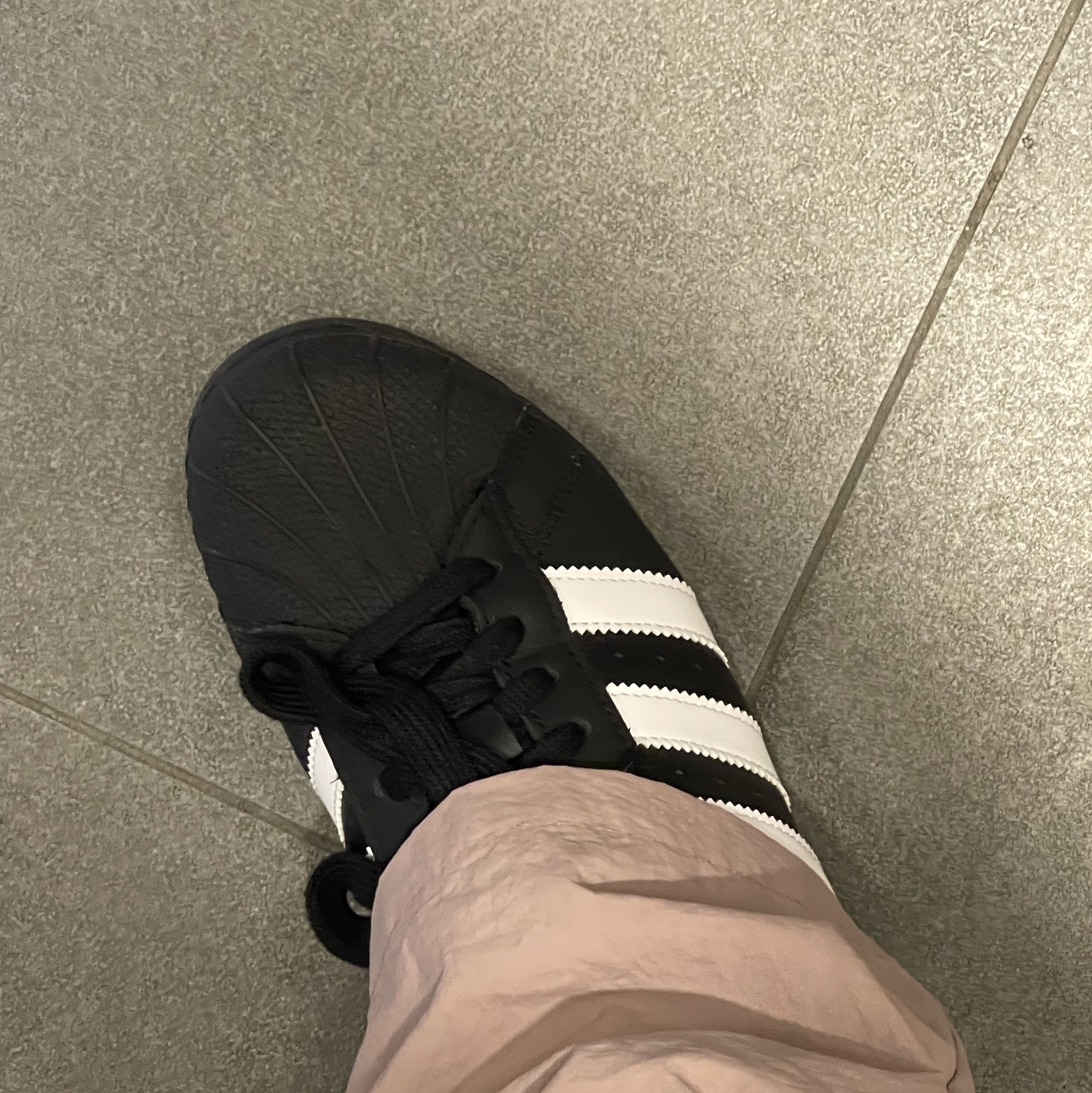 Adidas Superstar Core Black White 착용 스타일