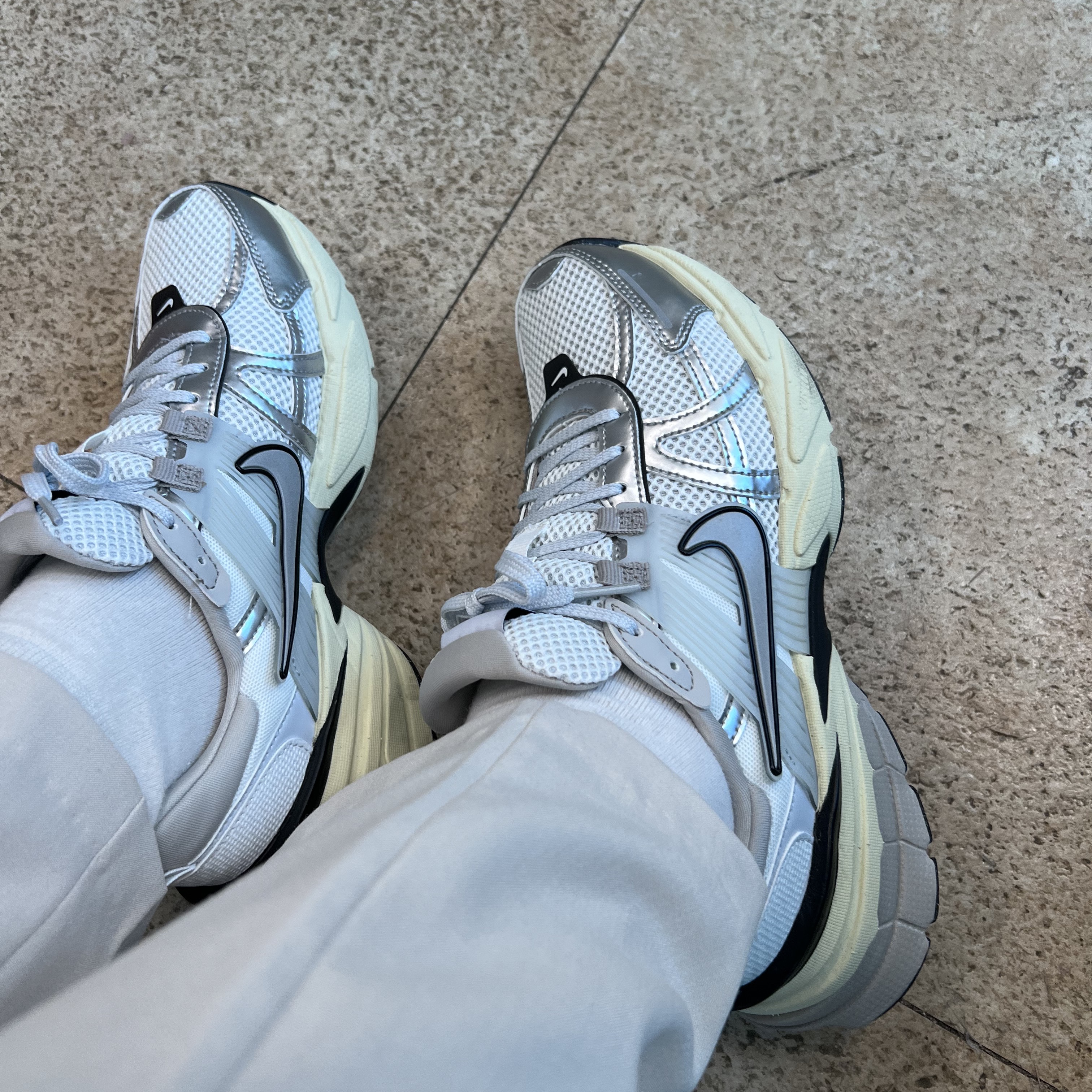Nike V2K Run Summit White Metallic Silver 착용 스타일