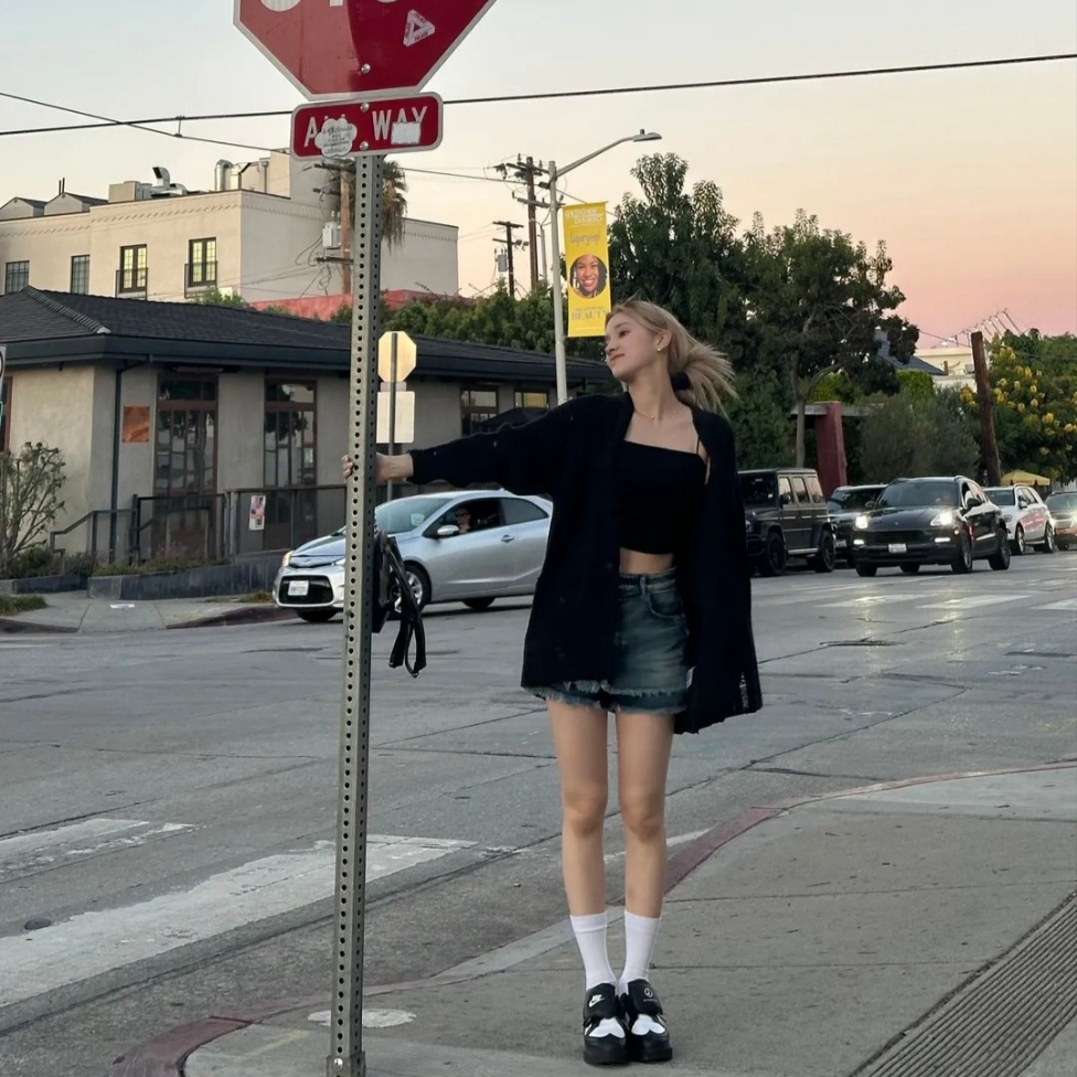 Nike x Peaceminusone Kwondo1 Black and White, (W) Matin Kim Over Knee Socks White 착용 스타일 - 2
