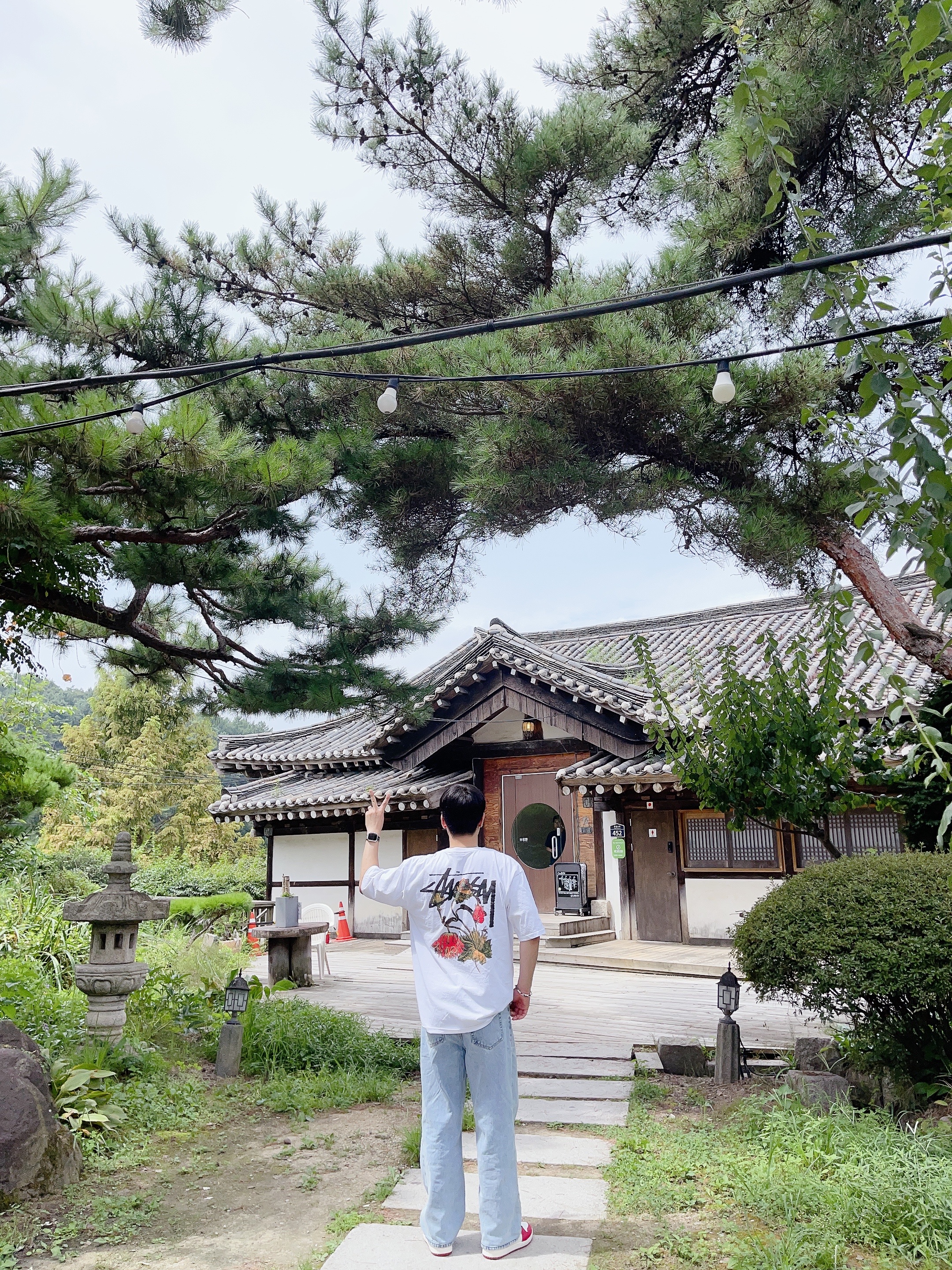 Stussy Withered Flower T-Shirt White, Jordan 1 Retro High OG Chicago 2022 착용 스타일
