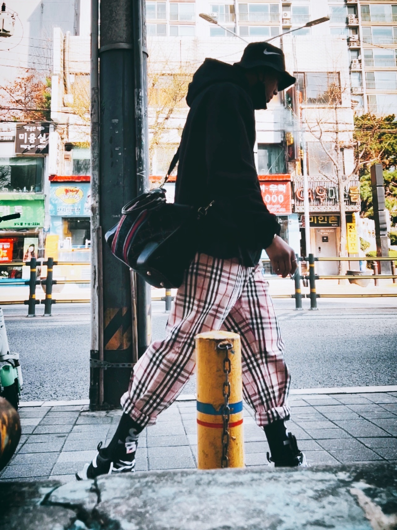 Nike x Stussy Bucket Hat Black, Supreme x Burberry Box Logo T-Shirt Black - 22SS 착용 스타일 - 5