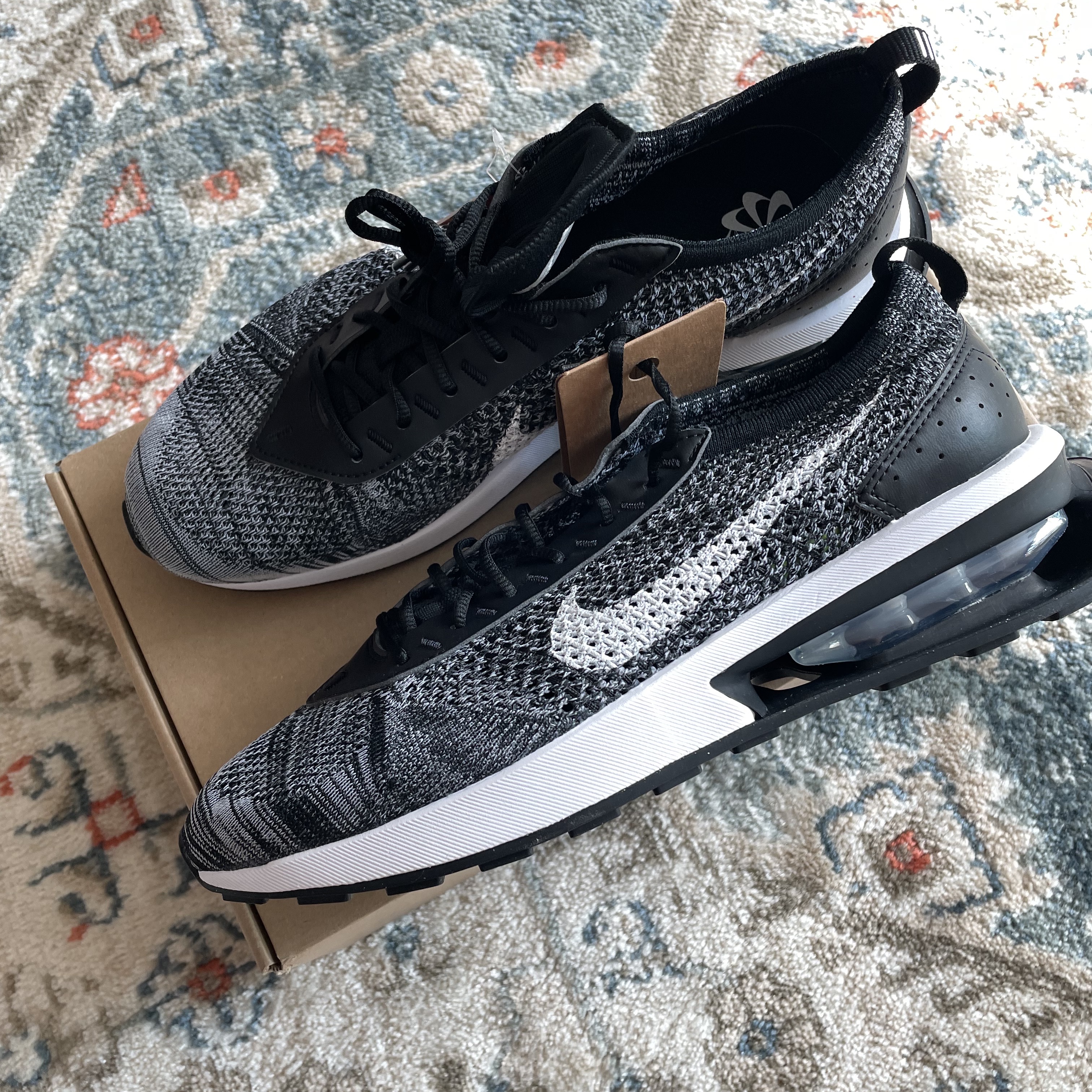 Nike Air Max Flyknit Racer Black White 착용 스타일 - 3