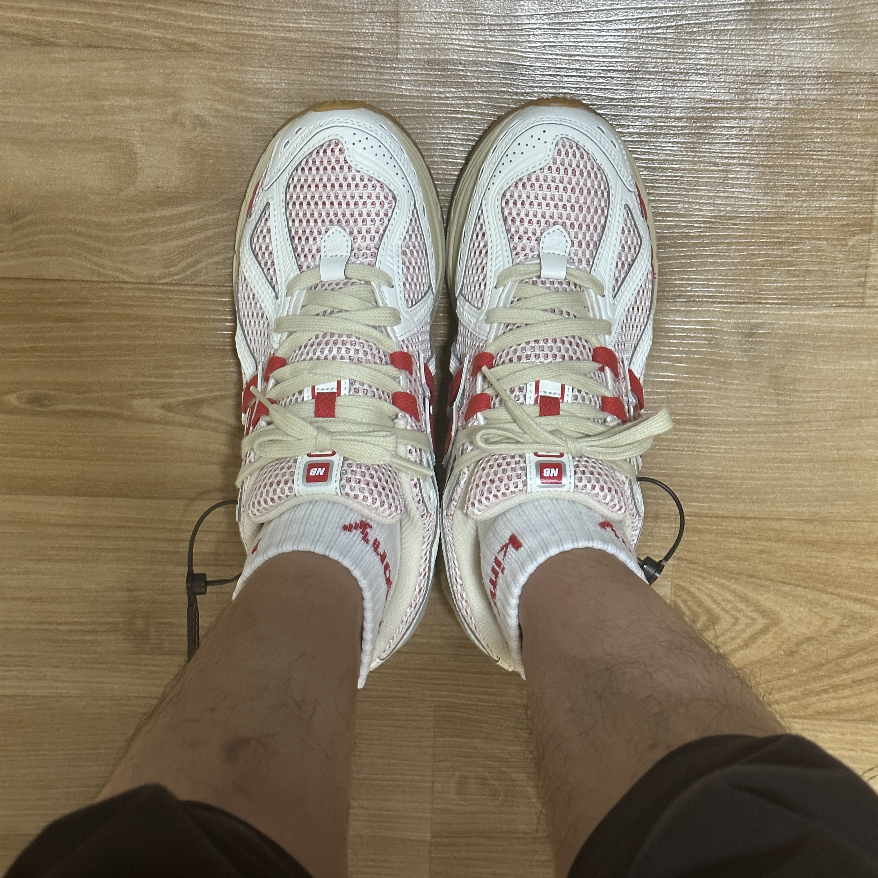 New Balance 1906R White Red 착용 스타일 - 1